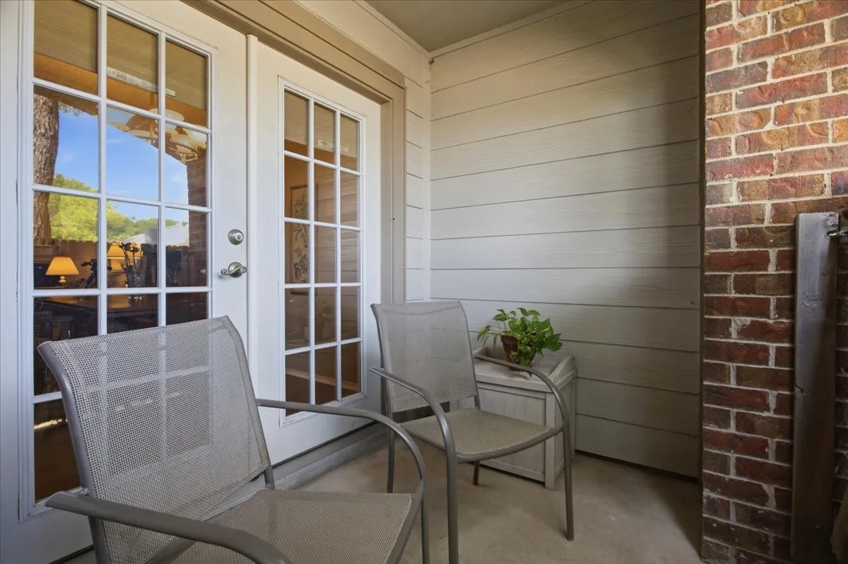 Condominium For Sale in Tarrant County , 3205 Donnelly 202, Fort Worth, Texas 76107, 2 Bedroom, 3 Bathroom, Garage spaces, 1,206 Sqft, built in 1985, mls#21395289, Real Estate Agent in Fort Worth, Homes For Sale in Tarrant county, Homes For Sale in Fort Worth, Realtor in Fort Worth Texas, Real Estate Brokerage Independent Realty Texas, Luminita Cordes Realtor