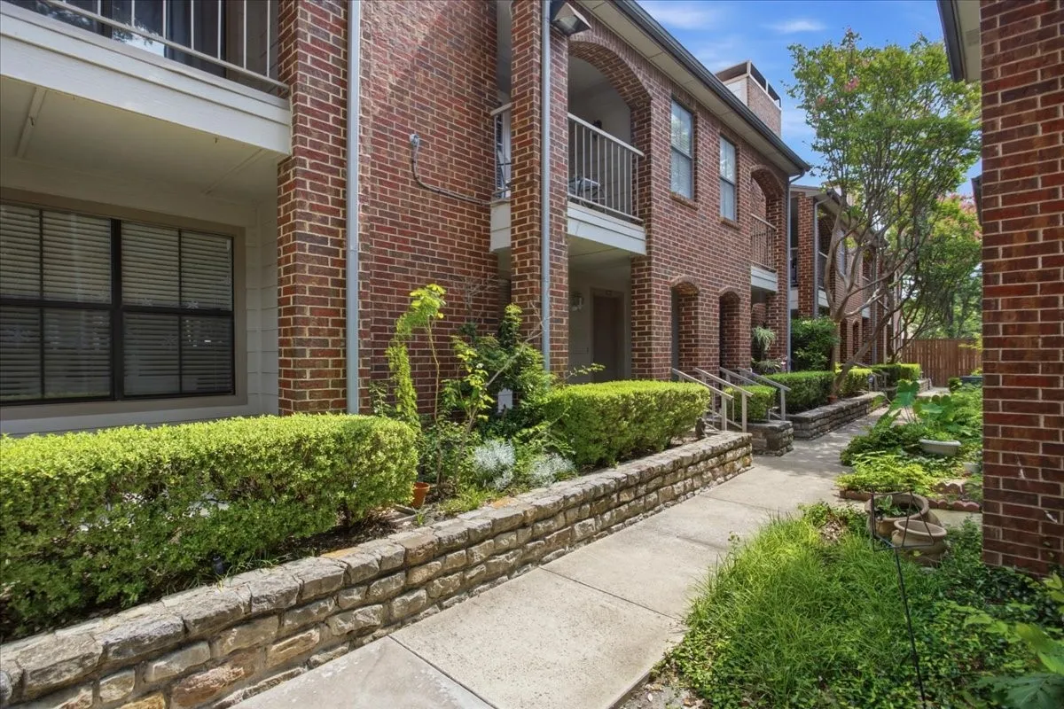 Condominium For Sale in Tarrant County , 3205 Donnelly 202, Fort Worth, Texas 76107, 2 Bedroom, 3 Bathroom, Garage spaces, 1,206 Sqft, built in 1985, mls#21395289, Real Estate Agent in Fort Worth, Homes For Sale in Tarrant county, Homes For Sale in Fort Worth, Realtor in Fort Worth Texas, Real Estate Brokerage Independent Realty Texas, Luminita Cordes Realtor