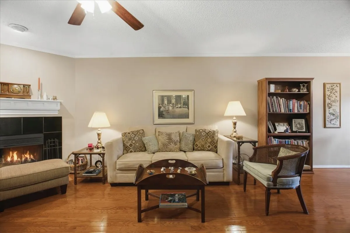 Condominium For Sale in Tarrant County , 3205 Donnelly 202, Fort Worth, Texas 76107, 2 Bedroom, 3 Bathroom, Garage spaces, 1,206 Sqft, built in 1985, mls#21395289, Real Estate Agent in Fort Worth, Homes For Sale in Tarrant county, Homes For Sale in Fort Worth, Realtor in Fort Worth Texas, Real Estate Brokerage Independent Realty Texas, Luminita Cordes Realtor