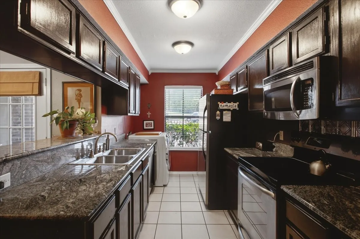 Condominium For Sale in Tarrant County , 3205 Donnelly 202, Fort Worth, Texas 76107, 2 Bedroom, 3 Bathroom, Garage spaces, 1,206 Sqft, built in 1985, mls#21395289, Real Estate Agent in Fort Worth, Homes For Sale in Tarrant county, Homes For Sale in Fort Worth, Realtor in Fort Worth Texas, Real Estate Brokerage Independent Realty Texas, Luminita Cordes Realtor