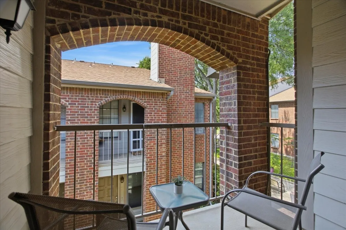 Condominium For Sale in Tarrant County , 3205 Donnelly 202, Fort Worth, Texas 76107, 2 Bedroom, 3 Bathroom, Garage spaces, 1,206 Sqft, built in 1985, mls#21395289, Real Estate Agent in Fort Worth, Homes For Sale in Tarrant county, Homes For Sale in Fort Worth, Realtor in Fort Worth Texas, Real Estate Brokerage Independent Realty Texas, Luminita Cordes Realtor