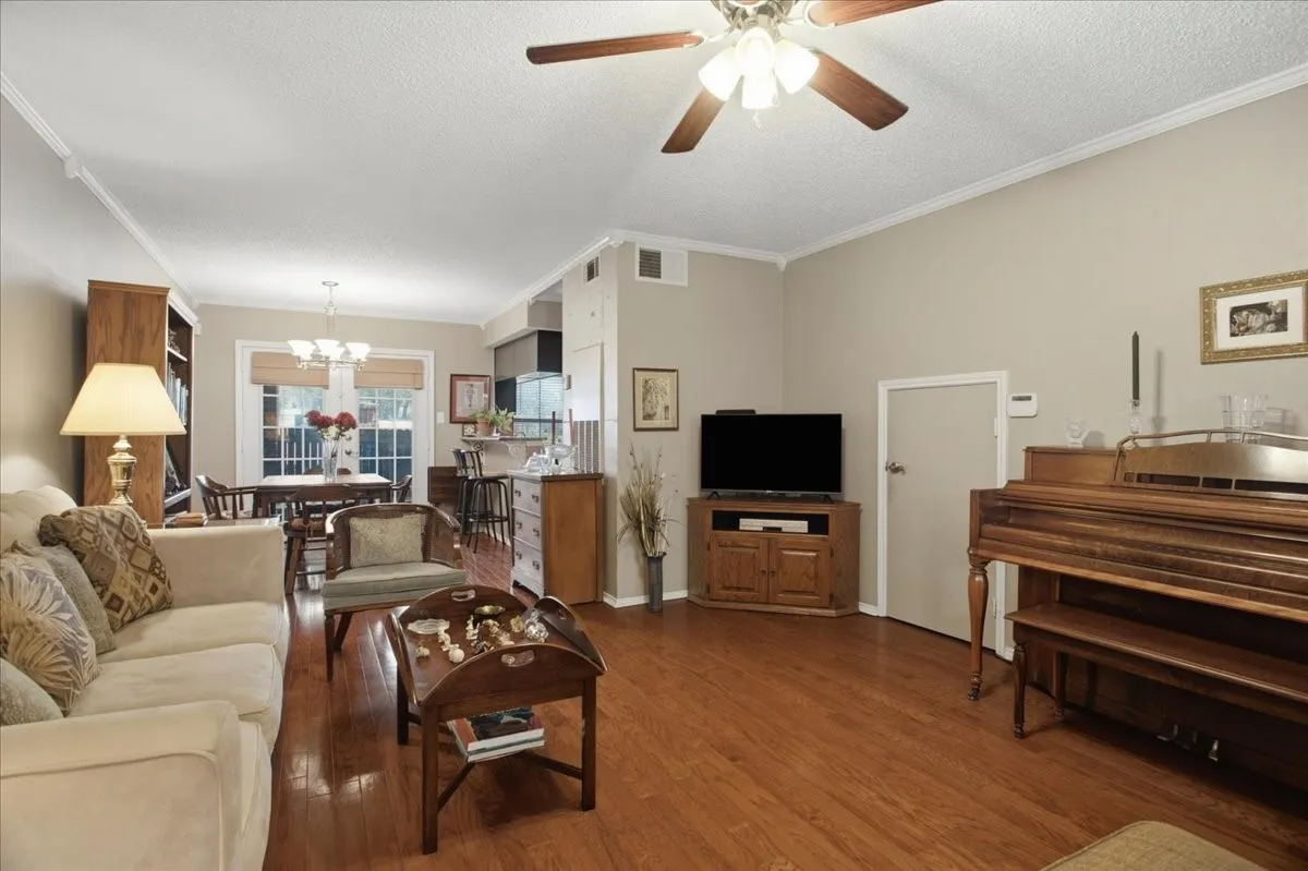 Condominium For Sale in Tarrant County , 3205 Donnelly 202, Fort Worth, Texas 76107, 2 Bedroom, 3 Bathroom, Garage spaces, 1,206 Sqft, built in 1985, mls#21395289, Real Estate Agent in Fort Worth, Homes For Sale in Tarrant county, Homes For Sale in Fort Worth, Realtor in Fort Worth Texas, Real Estate Brokerage Independent Realty Texas, Luminita Cordes Realtor