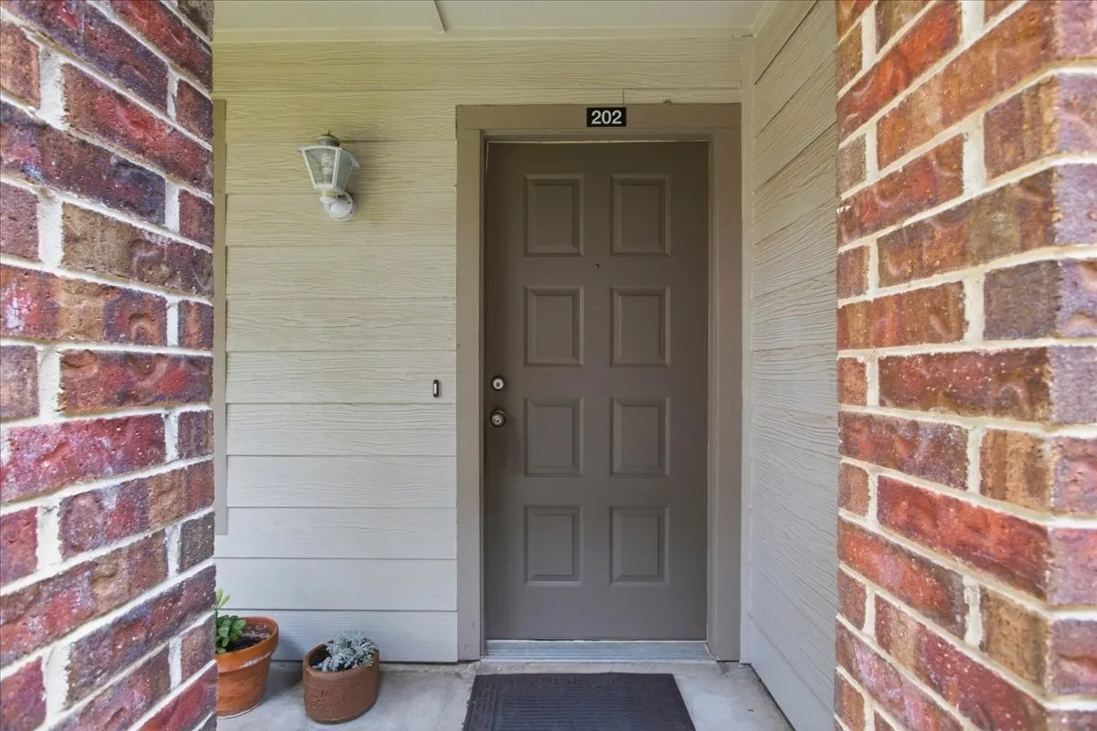 Condominium For Sale in Tarrant County , 3205 Donnelly 202, Fort Worth, Texas 76107, 2 Bedroom, 3 Bathroom, Garage spaces, 1,206 Sqft, built in 1985, mls#21395289, Real Estate Agent in Fort Worth, Homes For Sale in Tarrant county, Homes For Sale in Fort Worth, Realtor in Fort Worth Texas, Real Estate Brokerage Independent Realty Texas, Luminita Cordes Realtor