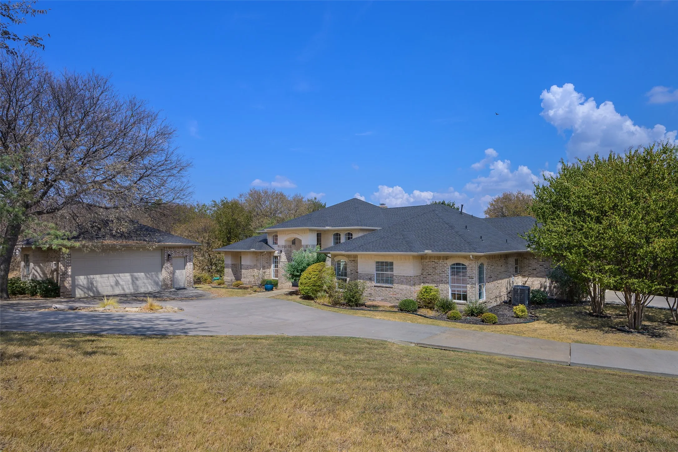 Single Family Residence For Sale in Denton County , 6413 Shoreline Drive, Little Elm, Texas 75068, 4 Bedroom, 3 Bathroom, 3 Garage spaces, 2,888 Sqft, built in 2003, mls#21383226, Real Estate Agent in Little Elm, Homes For Sale in Denton county, Homes For Sale in Little Elm, Realtor in Little Elm Texas, Real Estate Brokerage Independent Realty Texas, Luminita Cordes Realtor