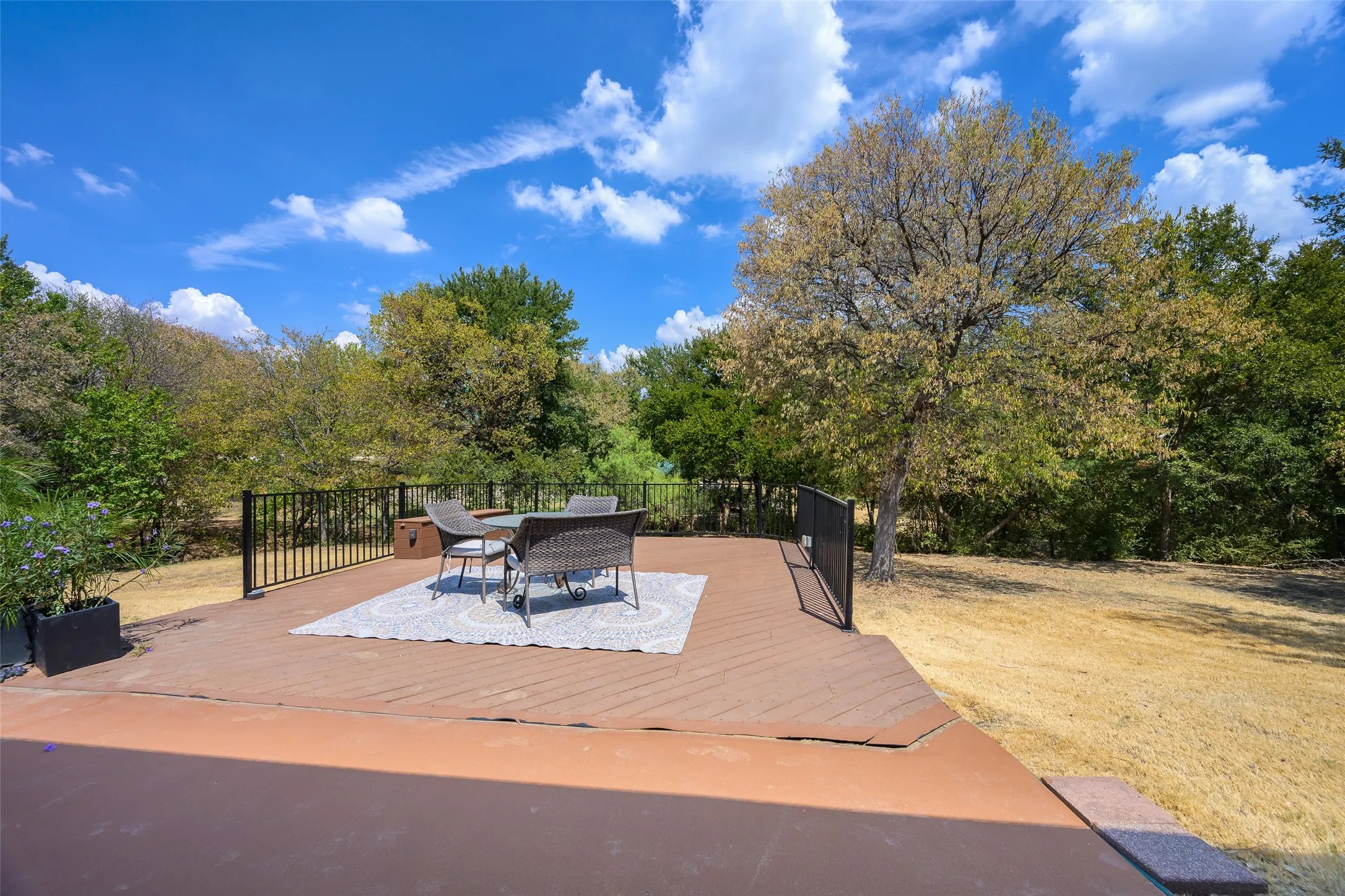 Single Family Residence For Sale in Denton County , 6413 Shoreline Drive, Little Elm, Texas 75068, 4 Bedroom, 3 Bathroom, 3 Garage spaces, 2,888 Sqft, built in 2003, mls#21383226, Real Estate Agent in Little Elm, Homes For Sale in Denton county, Homes For Sale in Little Elm, Realtor in Little Elm Texas, Real Estate Brokerage Independent Realty Texas, Luminita Cordes Realtor