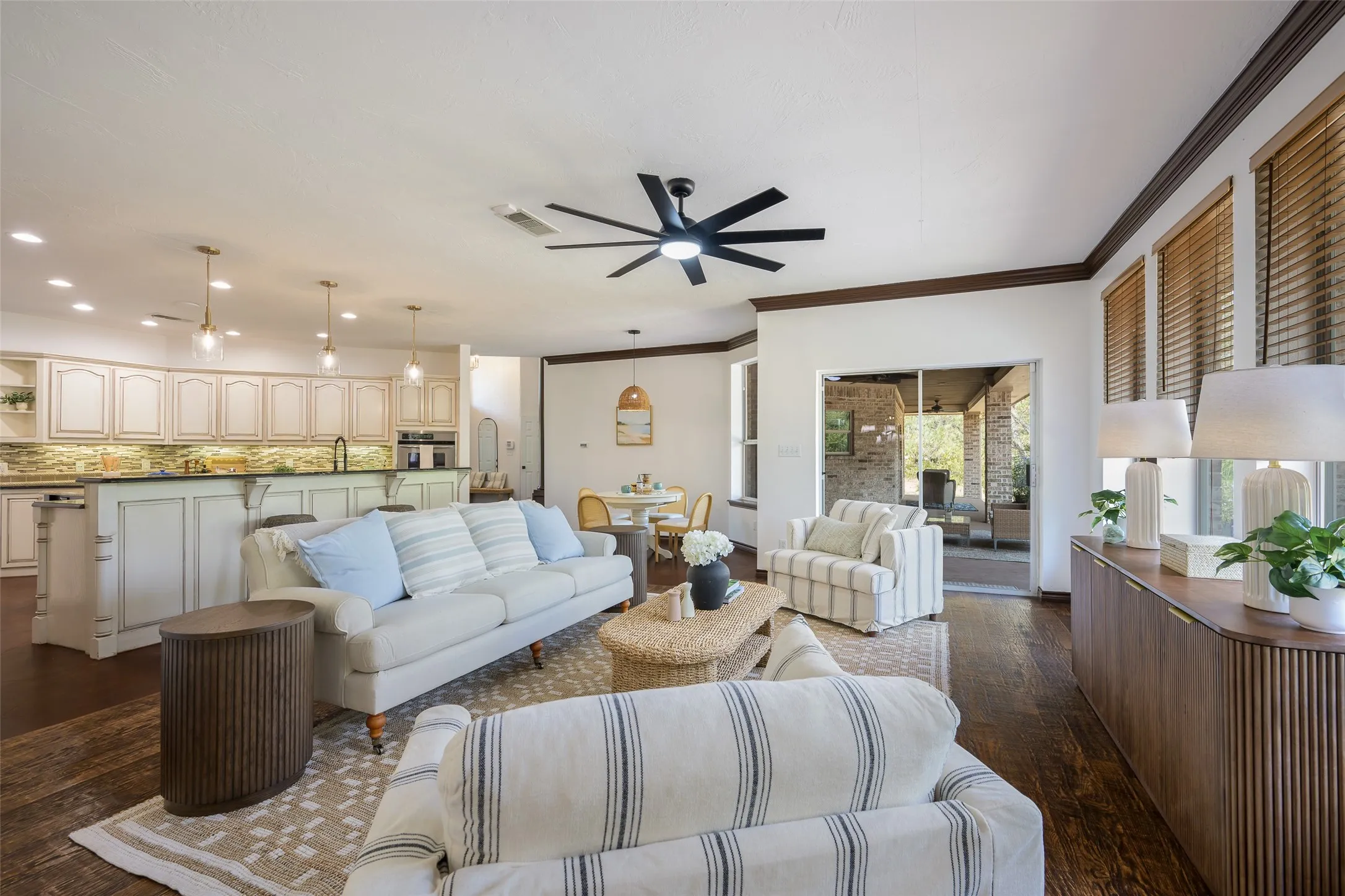 Single Family Residence For Sale in Denton County , 6413 Shoreline Drive, Little Elm, Texas 75068, 4 Bedroom, 3 Bathroom, 3 Garage spaces, 2,888 Sqft, built in 2003, mls#21383226, Real Estate Agent in Little Elm, Homes For Sale in Denton county, Homes For Sale in Little Elm, Realtor in Little Elm Texas, Real Estate Brokerage Independent Realty Texas, Luminita Cordes Realtor