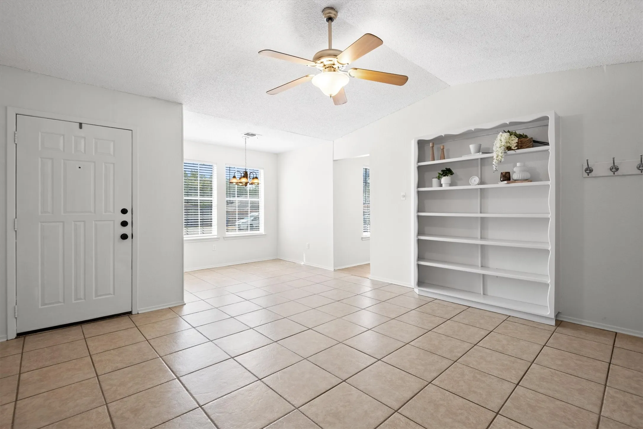 Single Family Residence For Sale in Tarrant County , 811 Woodland Court, Kennedale, Texas 76060, 2 Bedroom, 2 Bathroom, Garage spaces, 990 Sqft, built in 1983, mls#21392943, Real Estate Agent in Kennedale, Homes For Sale in Tarrant county, Homes For Sale in Kennedale, Realtor in Kennedale Texas, Real Estate Brokerage Independent Realty Texas, Luminita Cordes Realtor