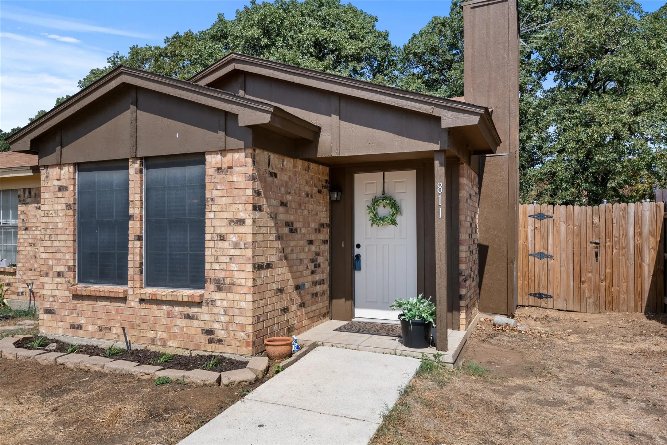 Single Family Residence For Sale in Tarrant County , 811 Woodland Court, Kennedale, Texas 76060, 2 Bedroom, 2 Bathroom, Garage spaces, 990 Sqft, built in 1983, mls#21392943, Real Estate Agent in Kennedale, Homes For Sale in Tarrant county, Homes For Sale in Kennedale, Realtor in Kennedale Texas, Real Estate Brokerage Independent Realty Texas, Luminita Cordes Realtor