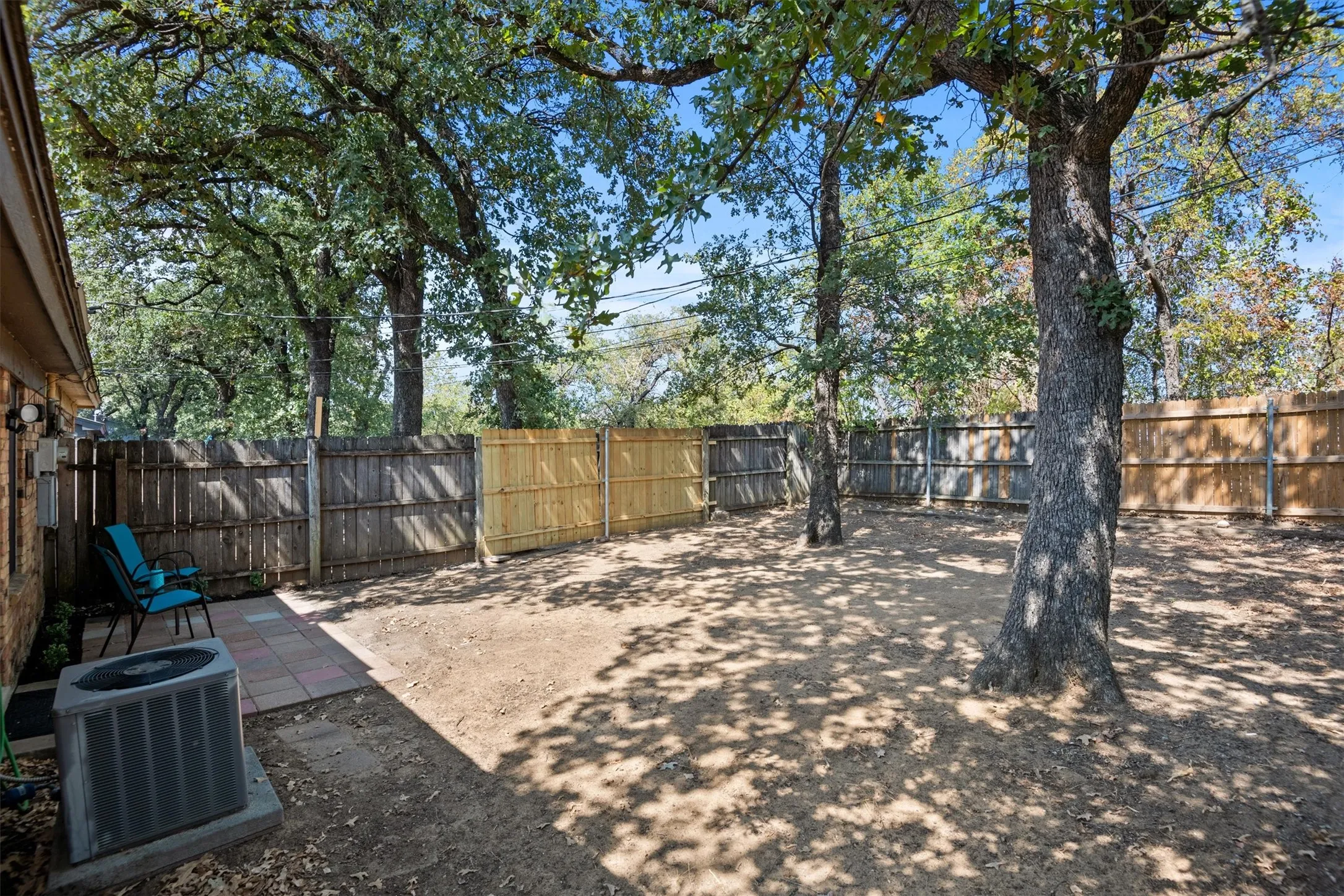 Single Family Residence For Sale in Tarrant County , 811 Woodland Court, Kennedale, Texas 76060, 2 Bedroom, 2 Bathroom, Garage spaces, 990 Sqft, built in 1983, mls#21392943, Real Estate Agent in Kennedale, Homes For Sale in Tarrant county, Homes For Sale in Kennedale, Realtor in Kennedale Texas, Real Estate Brokerage Independent Realty Texas, Luminita Cordes Realtor