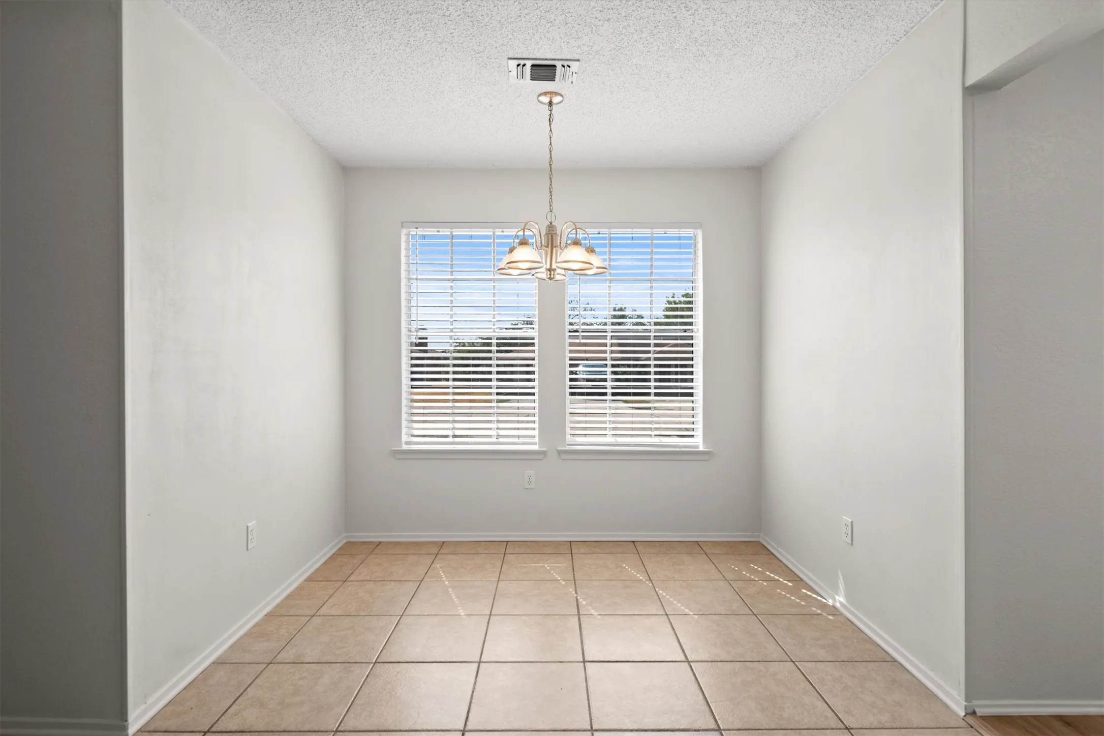 Single Family Residence For Sale in Tarrant County , 811 Woodland Court, Kennedale, Texas 76060, 2 Bedroom, 2 Bathroom, Garage spaces, 990 Sqft, built in 1983, mls#21392943, Real Estate Agent in Kennedale, Homes For Sale in Tarrant county, Homes For Sale in Kennedale, Realtor in Kennedale Texas, Real Estate Brokerage Independent Realty Texas, Luminita Cordes Realtor