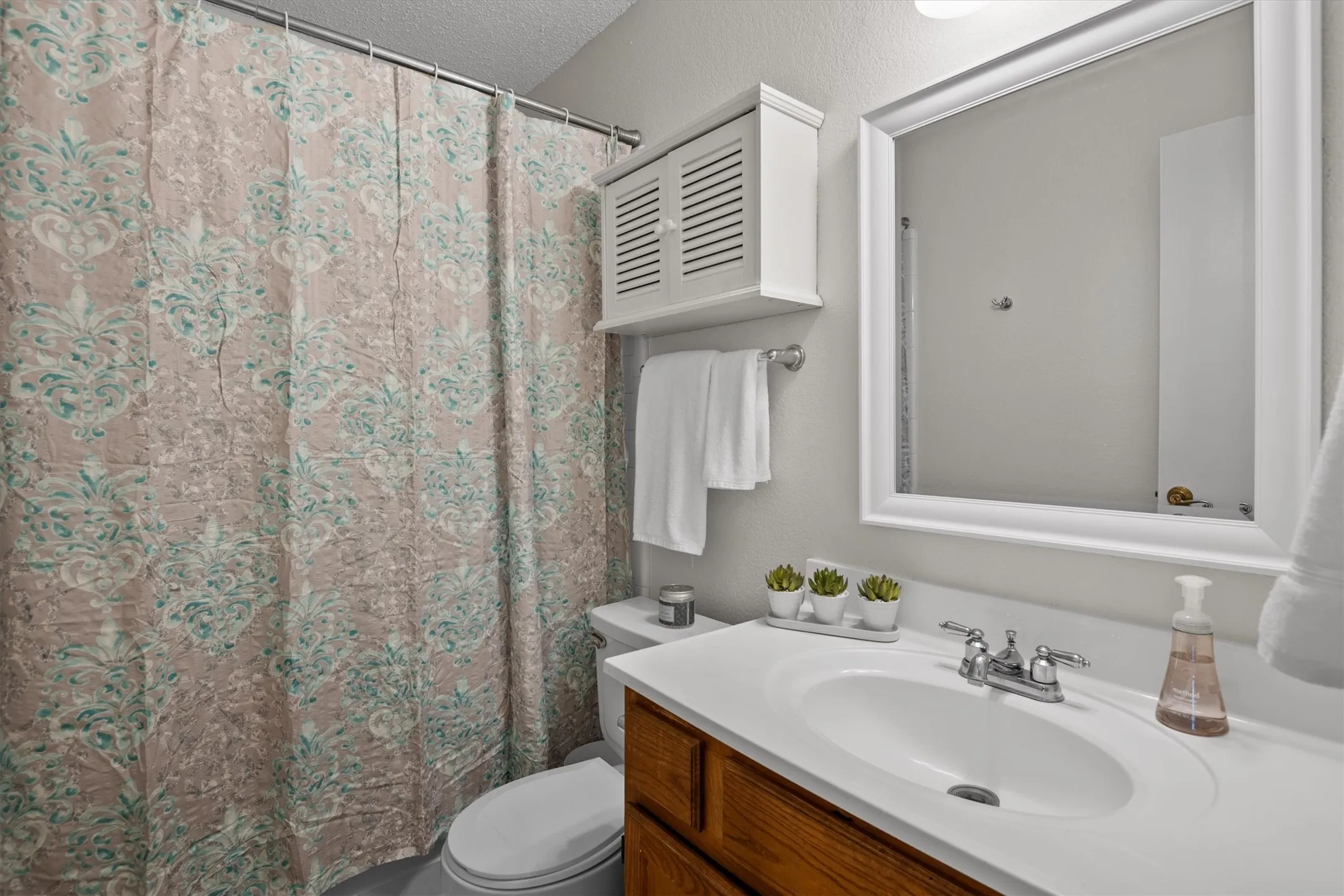 Single Family Residence For Sale in Tarrant County , 811 Woodland Court, Kennedale, Texas 76060, 2 Bedroom, 2 Bathroom, Garage spaces, 990 Sqft, built in 1983, mls#21392943, Real Estate Agent in Kennedale, Homes For Sale in Tarrant county, Homes For Sale in Kennedale, Realtor in Kennedale Texas, Real Estate Brokerage Independent Realty Texas, Luminita Cordes Realtor