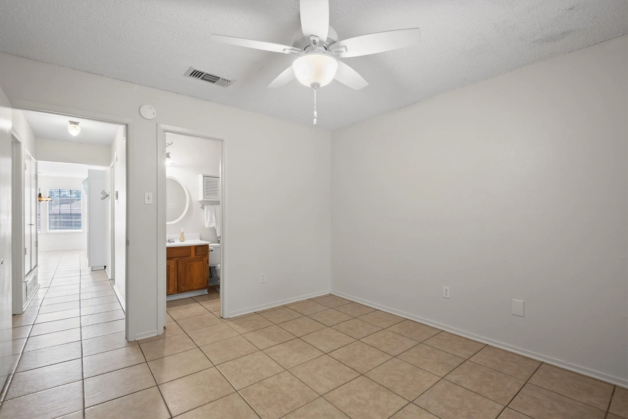 Single Family Residence For Sale in Tarrant County , 811 Woodland Court, Kennedale, Texas 76060, 2 Bedroom, 2 Bathroom, Garage spaces, 990 Sqft, built in 1983, mls#21392943, Real Estate Agent in Kennedale, Homes For Sale in Tarrant county, Homes For Sale in Kennedale, Realtor in Kennedale Texas, Real Estate Brokerage Independent Realty Texas, Luminita Cordes Realtor