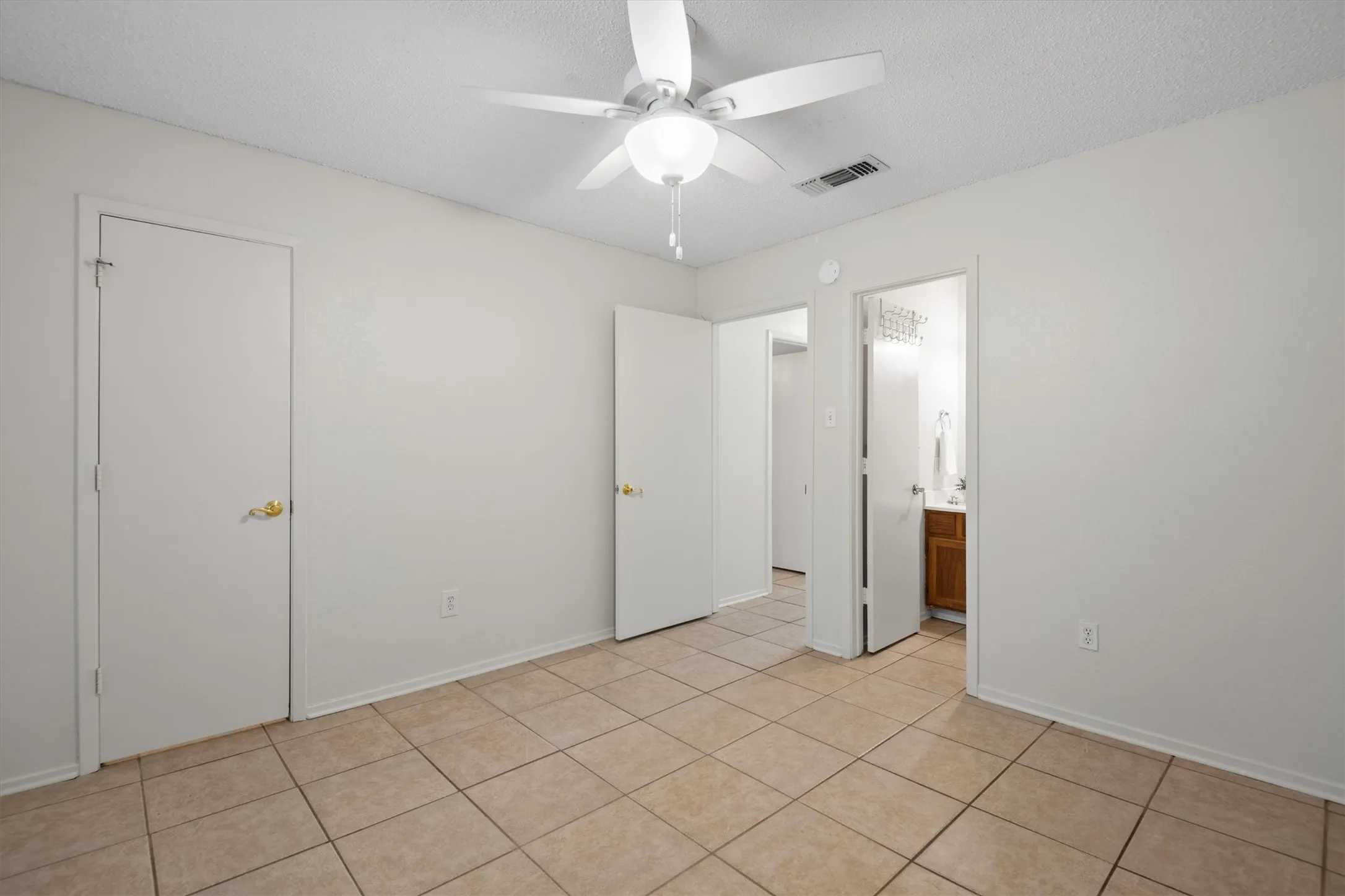 Single Family Residence For Sale in Tarrant County , 811 Woodland Court, Kennedale, Texas 76060, 2 Bedroom, 2 Bathroom, Garage spaces, 990 Sqft, built in 1983, mls#21392943, Real Estate Agent in Kennedale, Homes For Sale in Tarrant county, Homes For Sale in Kennedale, Realtor in Kennedale Texas, Real Estate Brokerage Independent Realty Texas, Luminita Cordes Realtor