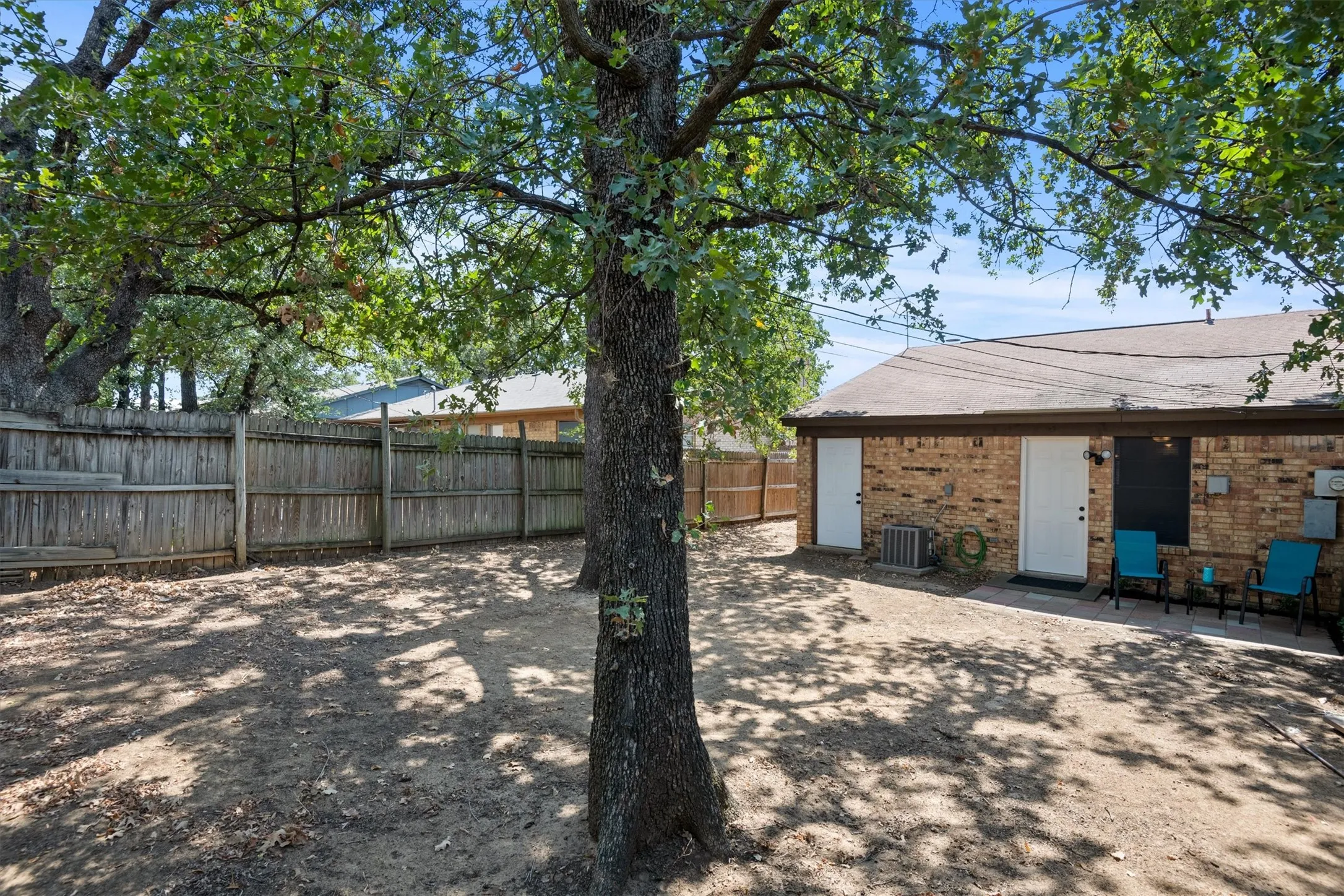 Single Family Residence For Sale in Tarrant County , 811 Woodland Court, Kennedale, Texas 76060, 2 Bedroom, 2 Bathroom, Garage spaces, 990 Sqft, built in 1983, mls#21392943, Real Estate Agent in Kennedale, Homes For Sale in Tarrant county, Homes For Sale in Kennedale, Realtor in Kennedale Texas, Real Estate Brokerage Independent Realty Texas, Luminita Cordes Realtor
