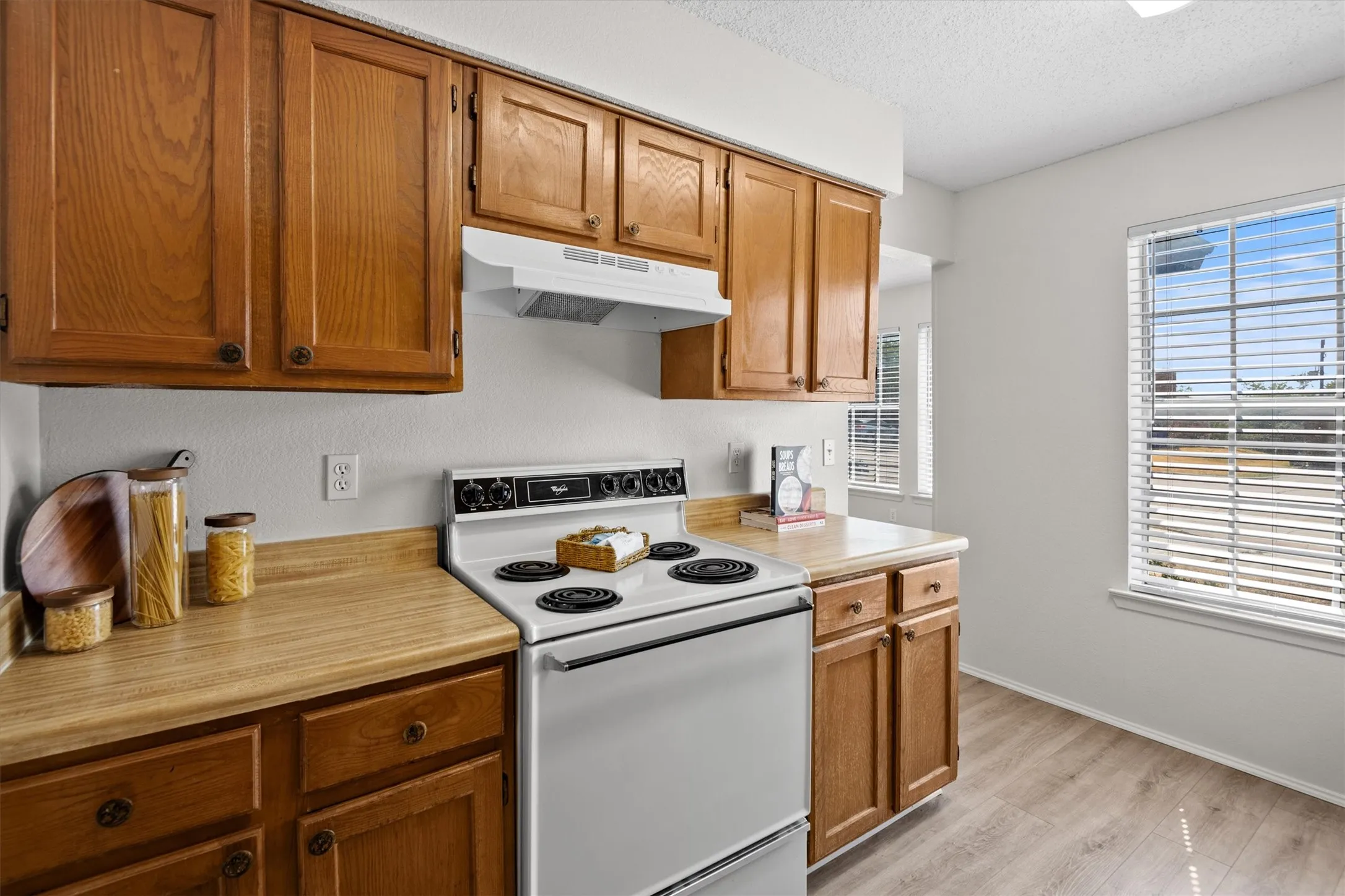 Single Family Residence For Sale in Tarrant County , 811 Woodland Court, Kennedale, Texas 76060, 2 Bedroom, 2 Bathroom, Garage spaces, 990 Sqft, built in 1983, mls#21392943, Real Estate Agent in Kennedale, Homes For Sale in Tarrant county, Homes For Sale in Kennedale, Realtor in Kennedale Texas, Real Estate Brokerage Independent Realty Texas, Luminita Cordes Realtor
