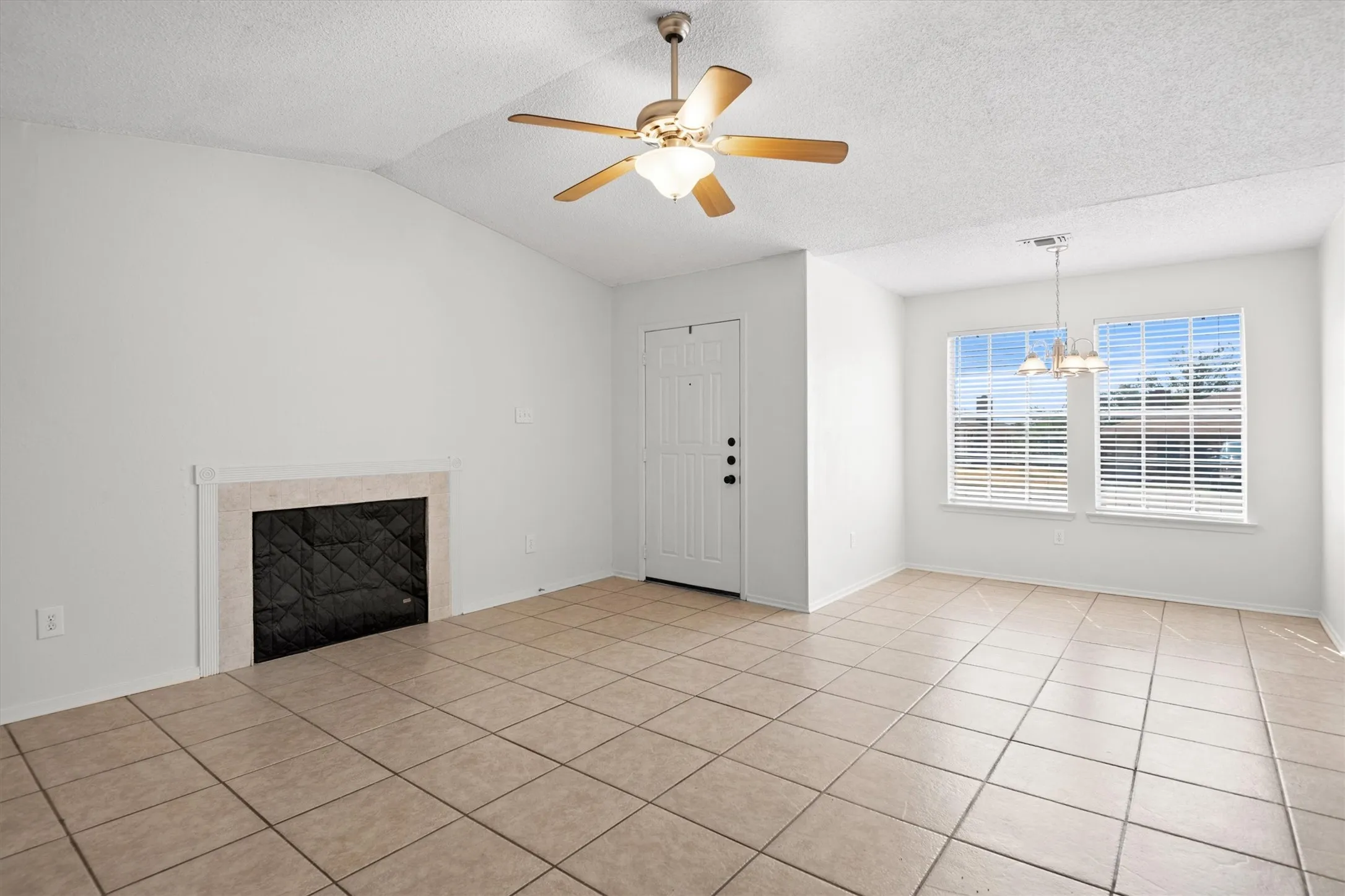Single Family Residence For Sale in Tarrant County , 811 Woodland Court, Kennedale, Texas 76060, 2 Bedroom, 2 Bathroom, Garage spaces, 990 Sqft, built in 1983, mls#21392943, Real Estate Agent in Kennedale, Homes For Sale in Tarrant county, Homes For Sale in Kennedale, Realtor in Kennedale Texas, Real Estate Brokerage Independent Realty Texas, Luminita Cordes Realtor