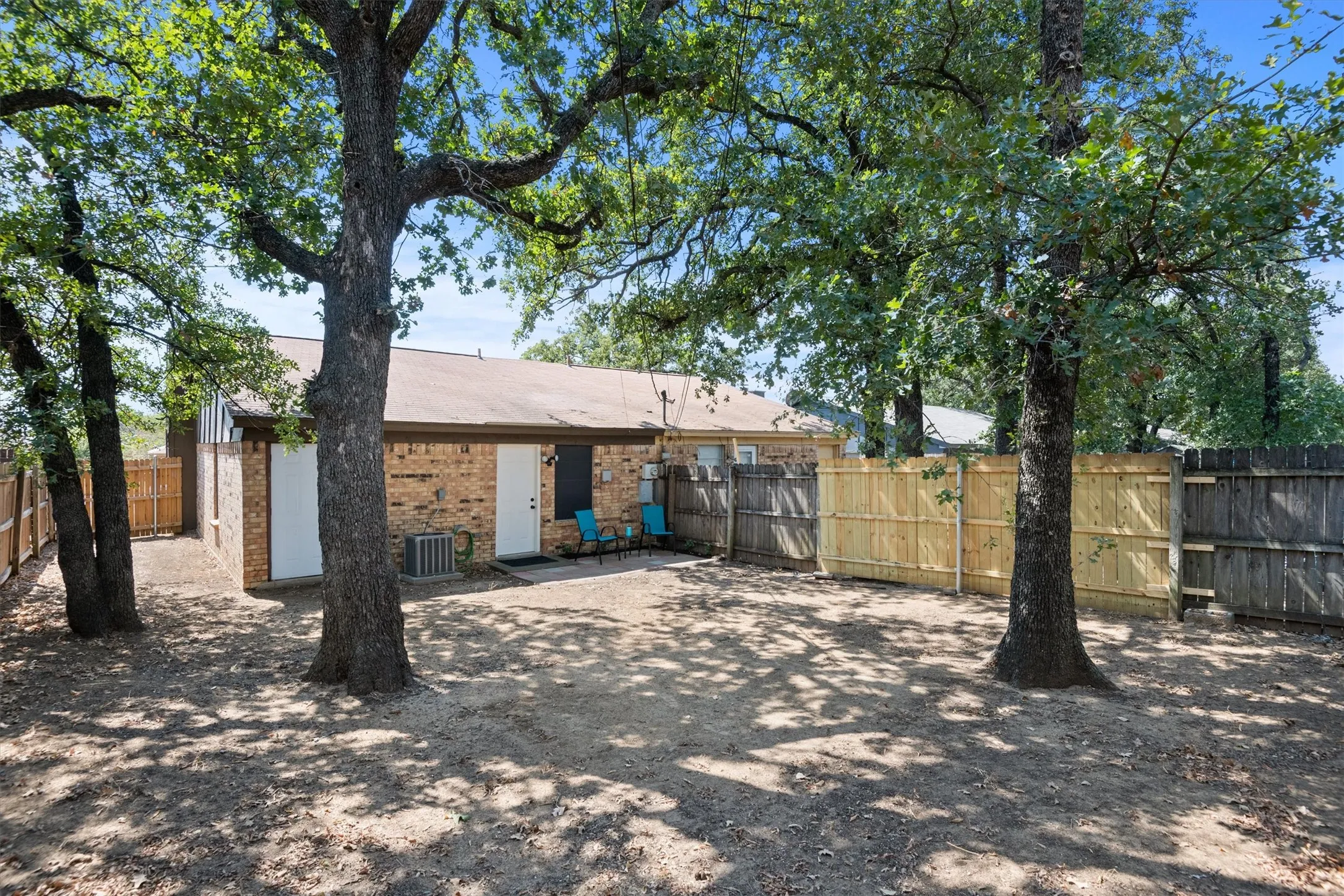 Single Family Residence For Sale in Tarrant County , 811 Woodland Court, Kennedale, Texas 76060, 2 Bedroom, 2 Bathroom, Garage spaces, 990 Sqft, built in 1983, mls#21392943, Real Estate Agent in Kennedale, Homes For Sale in Tarrant county, Homes For Sale in Kennedale, Realtor in Kennedale Texas, Real Estate Brokerage Independent Realty Texas, Luminita Cordes Realtor