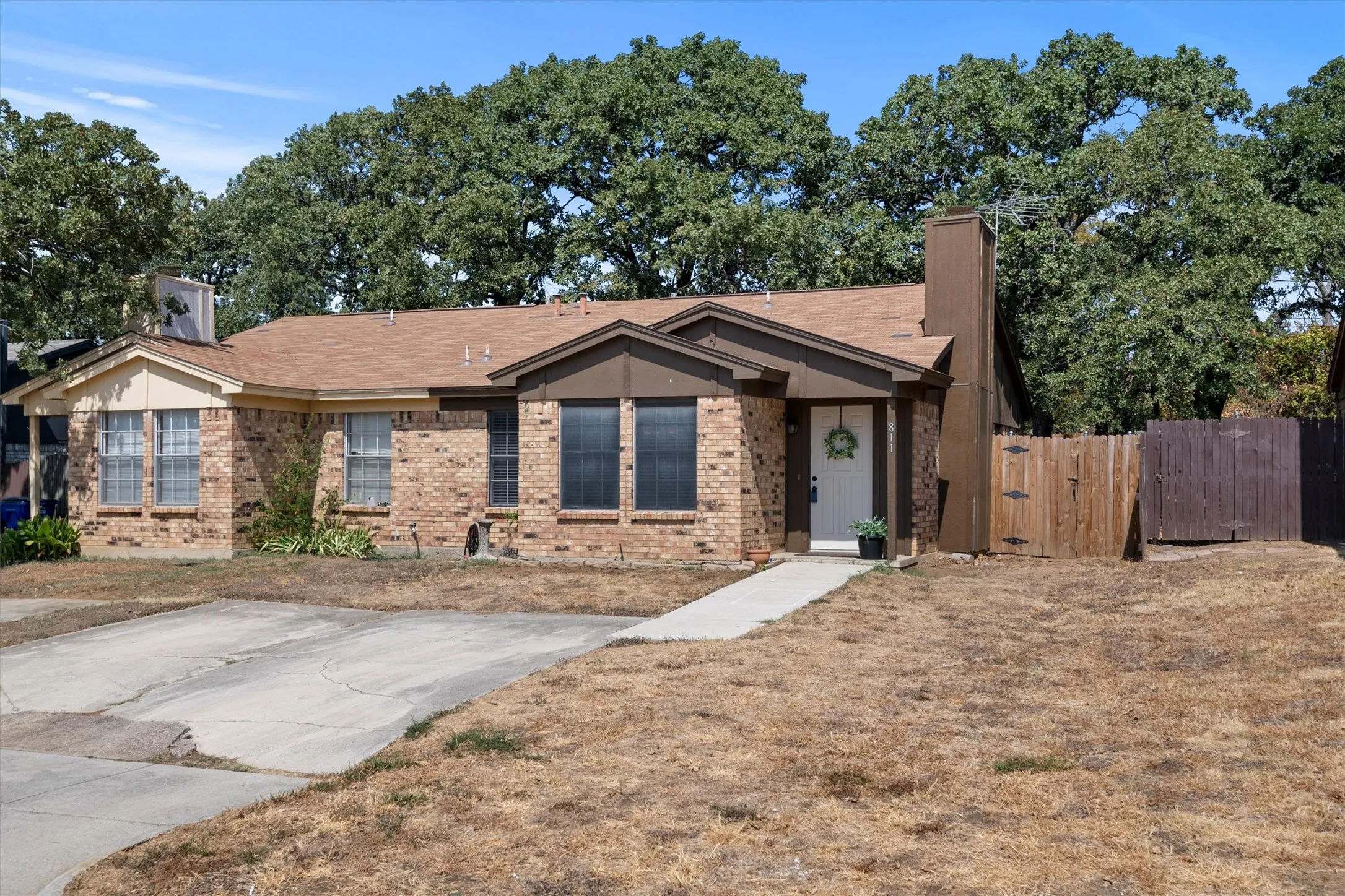 Single Family Residence For Sale in Tarrant County , 811 Woodland Court, Kennedale, Texas 76060, 2 Bedroom, 2 Bathroom, Garage spaces, 990 Sqft, built in 1983, mls#21392943, Real Estate Agent in Kennedale, Homes For Sale in Tarrant county, Homes For Sale in Kennedale, Realtor in Kennedale Texas, Real Estate Brokerage Independent Realty Texas, Luminita Cordes Realtor