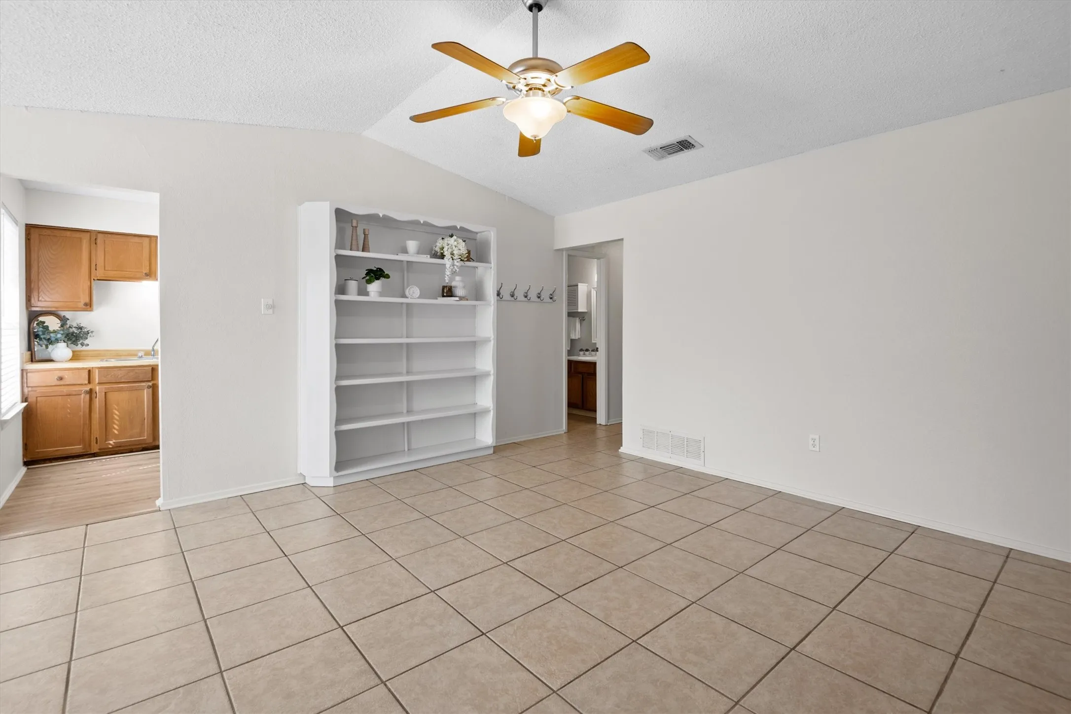 Single Family Residence For Sale in Tarrant County , 811 Woodland Court, Kennedale, Texas 76060, 2 Bedroom, 2 Bathroom, Garage spaces, 990 Sqft, built in 1983, mls#21392943, Real Estate Agent in Kennedale, Homes For Sale in Tarrant county, Homes For Sale in Kennedale, Realtor in Kennedale Texas, Real Estate Brokerage Independent Realty Texas, Luminita Cordes Realtor