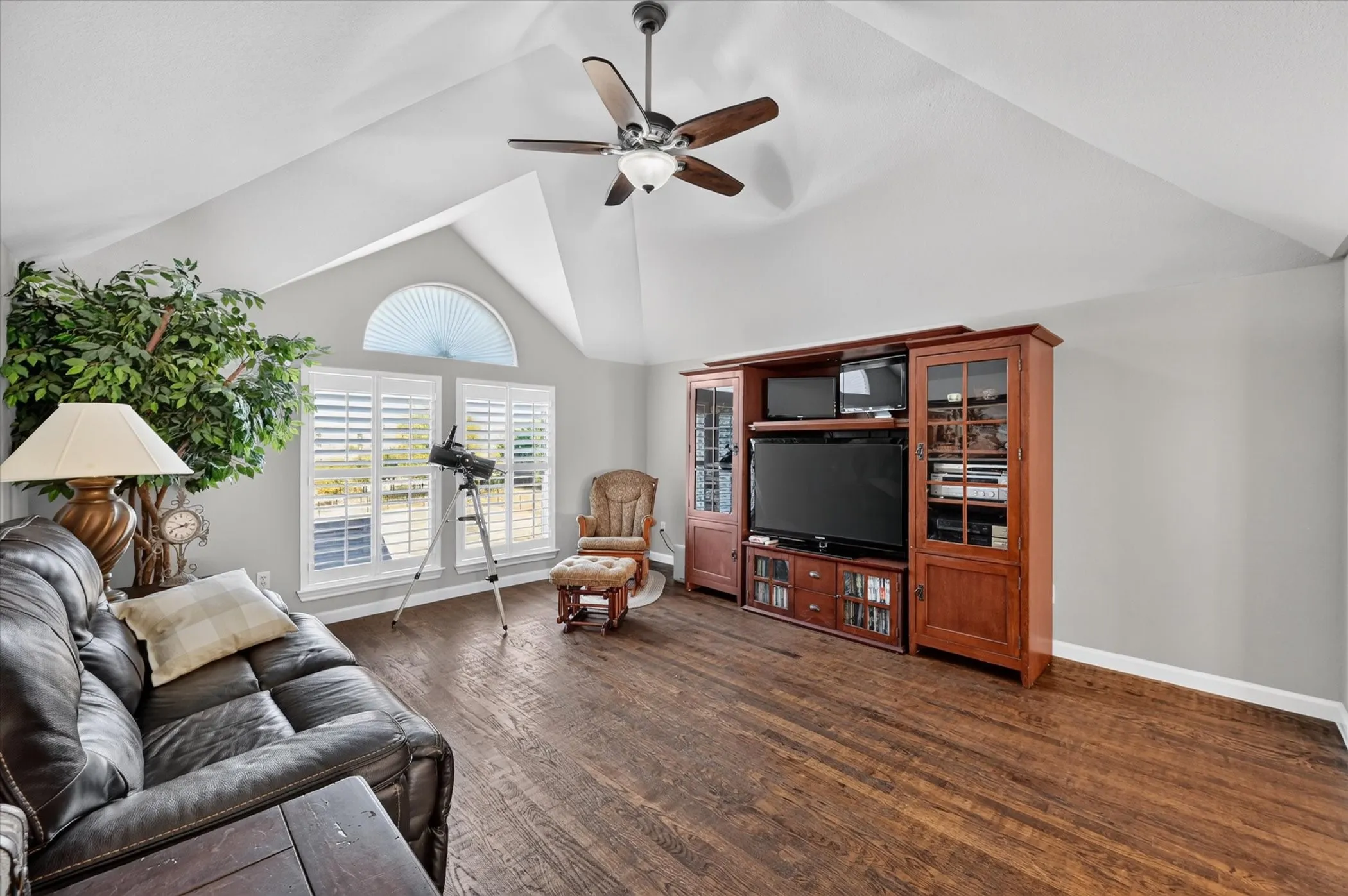 Single Family Residence For Sale in Denton County , 4000 Saturn Street, Flower Mound, Texas 75028, 5 Bedroom, 3 Bathroom, 3 Garage spaces, 3,455 Sqft, built in 1999, mls#21393322, Real Estate Agent in Flower Mound, Homes For Sale in Denton county, Homes For Sale in Flower Mound, Realtor in Flower Mound Texas, Real Estate Brokerage Independent Realty Texas, Luminita Cordes Realtor