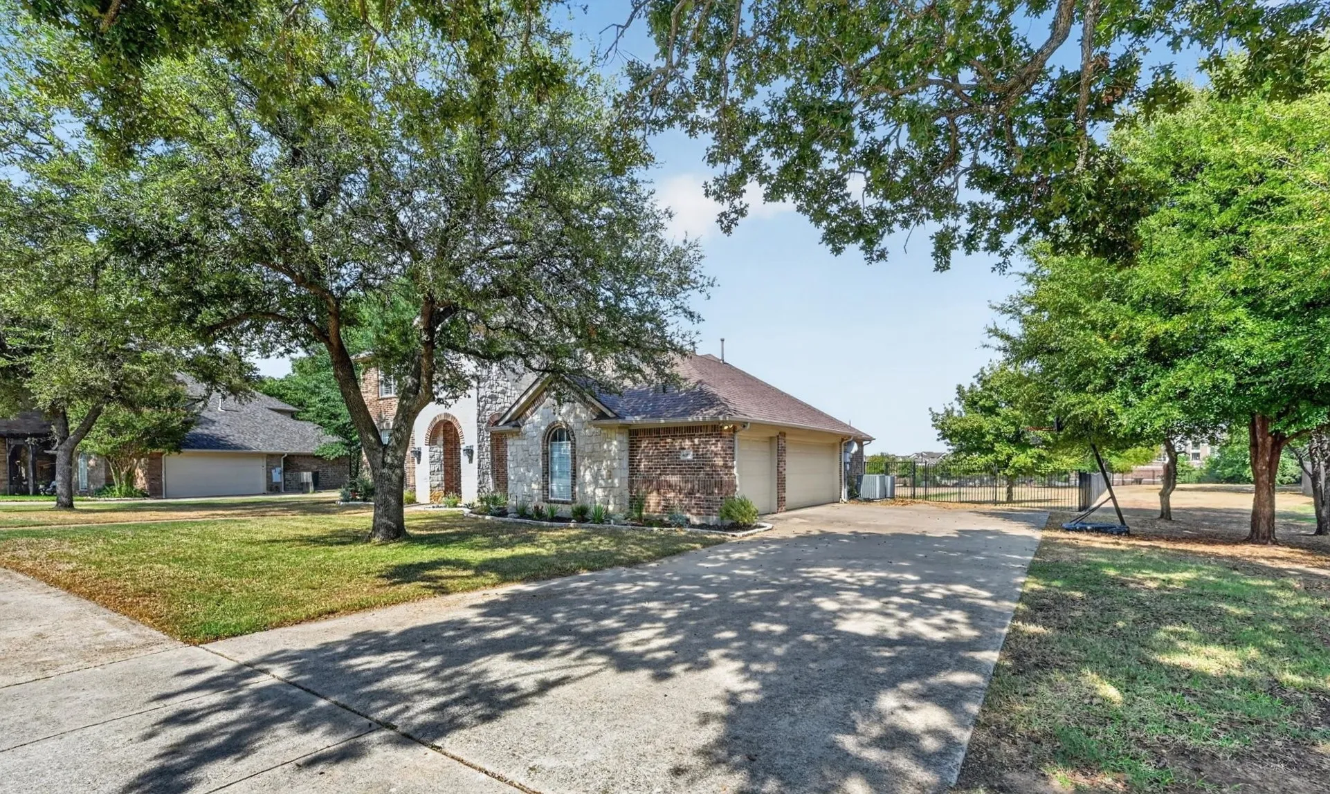 Single Family Residence For Sale in Denton County , 4000 Saturn Street, Flower Mound, Texas 75028, 5 Bedroom, 3 Bathroom, 3 Garage spaces, 3,455 Sqft, built in 1999, mls#21393322, Real Estate Agent in Flower Mound, Homes For Sale in Denton county, Homes For Sale in Flower Mound, Realtor in Flower Mound Texas, Real Estate Brokerage Independent Realty Texas, Luminita Cordes Realtor