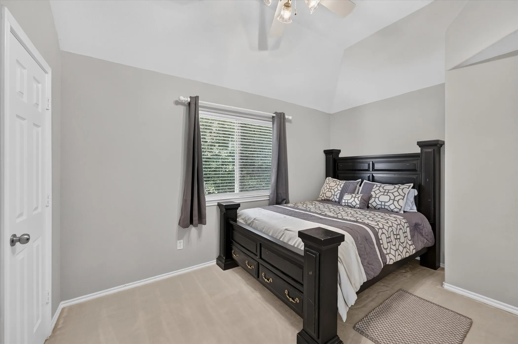 Single Family Residence For Sale in Denton County , 4000 Saturn Street, Flower Mound, Texas 75028, 5 Bedroom, 3 Bathroom, 3 Garage spaces, 3,455 Sqft, built in 1999, mls#21393322, Real Estate Agent in Flower Mound, Homes For Sale in Denton county, Homes For Sale in Flower Mound, Realtor in Flower Mound Texas, Real Estate Brokerage Independent Realty Texas, Luminita Cordes Realtor