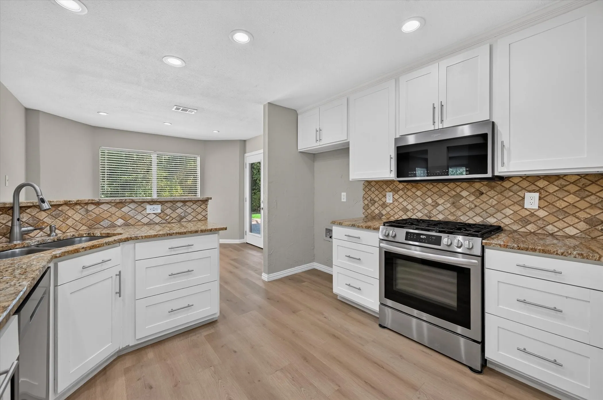 Single Family Residence For Sale in Denton County , 2704 Ridgemere Drive, Flower Mound, Texas 75028, 4 Bedroom, 3 Bathroom, 2 Garage spaces, 2,822 Sqft, built in 1992, mls#21393992, Real Estate Agent in Flower Mound, Homes For Sale in Denton county, Homes For Sale in Flower Mound, Realtor in Flower Mound Texas, Real Estate Brokerage Independent Realty Texas, Luminita Cordes Realtor