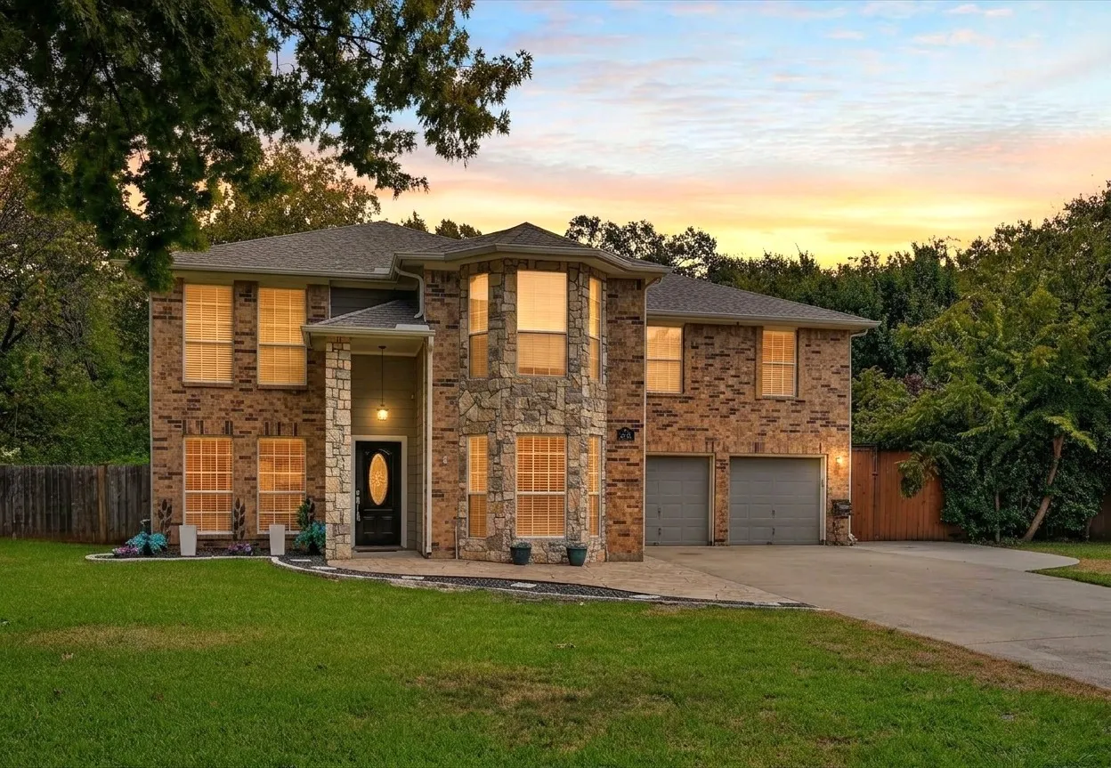 Single Family Residence For Sale in Denton County , 2704 Ridgemere Drive, Flower Mound, Texas 75028, 4 Bedroom, 3 Bathroom, 2 Garage spaces, 2,822 Sqft, built in 1992, mls#21393992, Real Estate Agent in Flower Mound, Homes For Sale in Denton county, Homes For Sale in Flower Mound, Realtor in Flower Mound Texas, Real Estate Brokerage Independent Realty Texas, Luminita Cordes Realtor