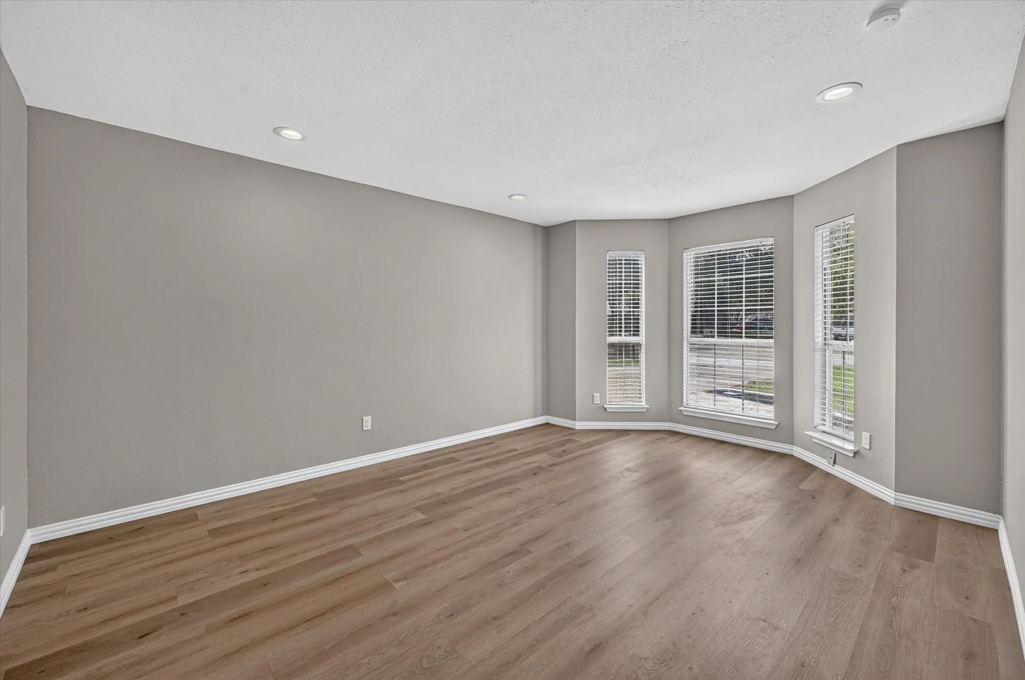 Single Family Residence For Sale in Denton County , 2704 Ridgemere Drive, Flower Mound, Texas 75028, 4 Bedroom, 3 Bathroom, 2 Garage spaces, 2,822 Sqft, built in 1992, mls#21393992, Real Estate Agent in Flower Mound, Homes For Sale in Denton county, Homes For Sale in Flower Mound, Realtor in Flower Mound Texas, Real Estate Brokerage Independent Realty Texas, Luminita Cordes Realtor