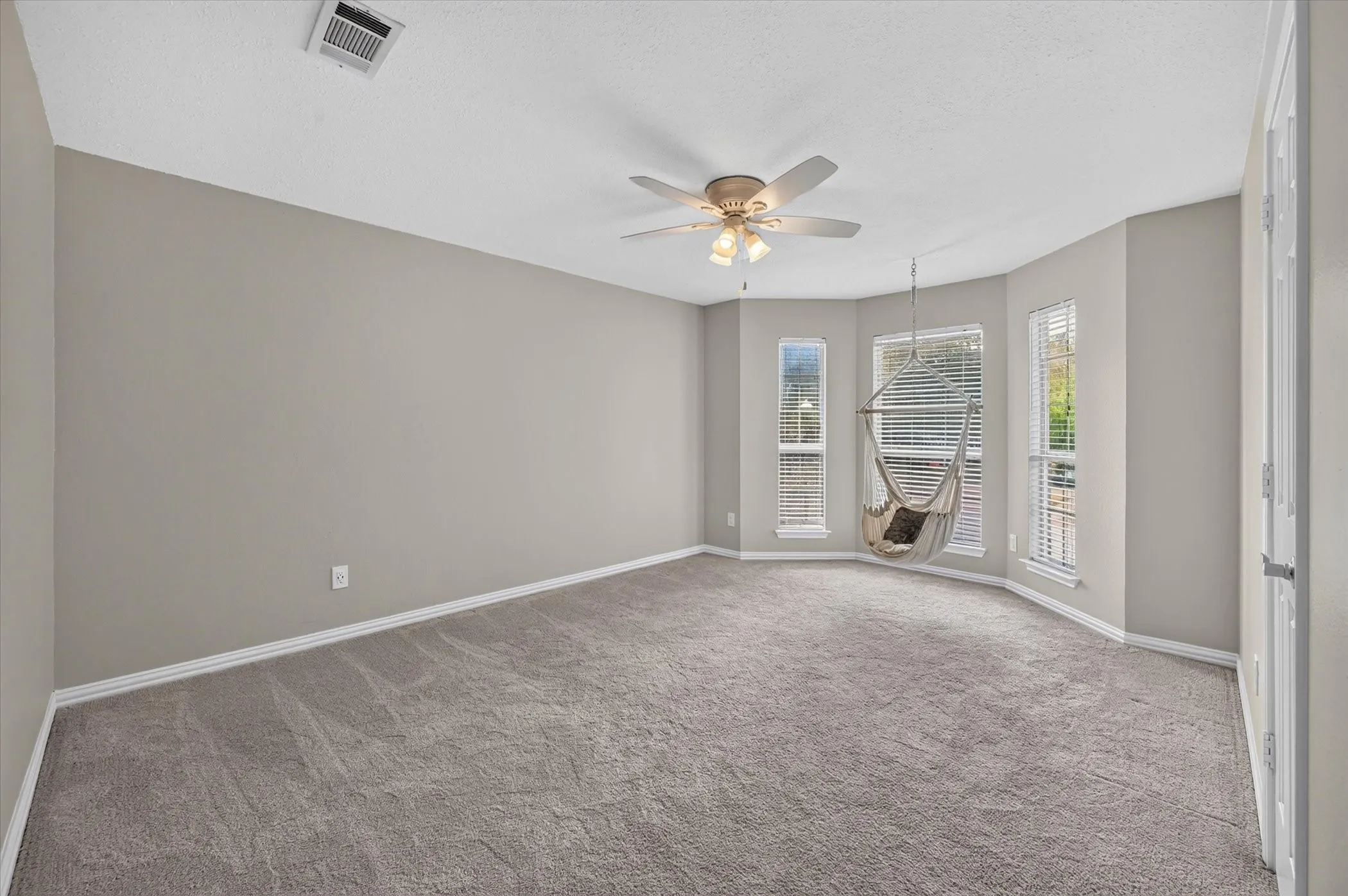 Single Family Residence For Sale in Denton County , 2704 Ridgemere Drive, Flower Mound, Texas 75028, 4 Bedroom, 3 Bathroom, 2 Garage spaces, 2,822 Sqft, built in 1992, mls#21393992, Real Estate Agent in Flower Mound, Homes For Sale in Denton county, Homes For Sale in Flower Mound, Realtor in Flower Mound Texas, Real Estate Brokerage Independent Realty Texas, Luminita Cordes Realtor