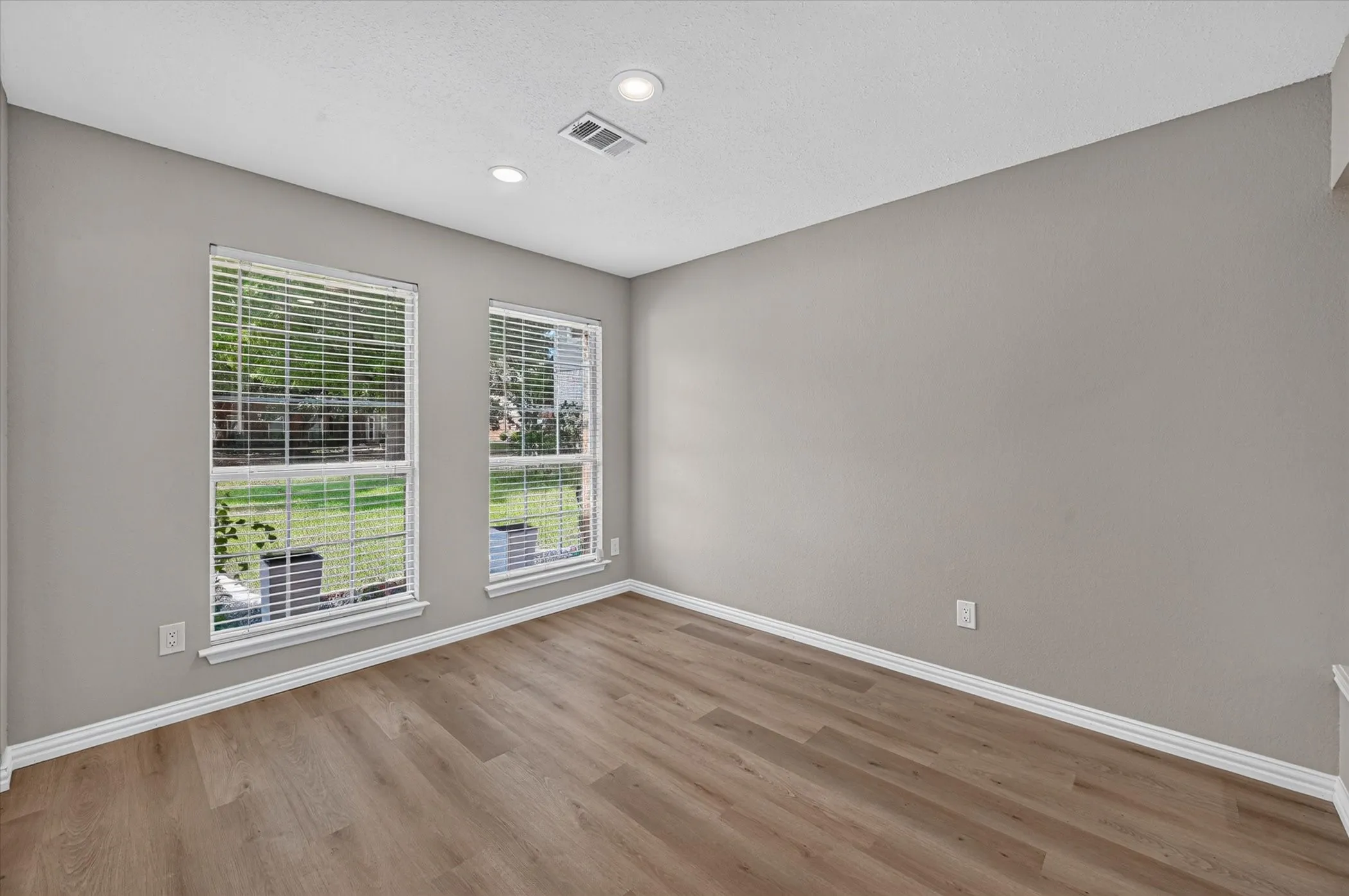 Single Family Residence For Sale in Denton County , 2704 Ridgemere Drive, Flower Mound, Texas 75028, 4 Bedroom, 3 Bathroom, 2 Garage spaces, 2,822 Sqft, built in 1992, mls#21393992, Real Estate Agent in Flower Mound, Homes For Sale in Denton county, Homes For Sale in Flower Mound, Realtor in Flower Mound Texas, Real Estate Brokerage Independent Realty Texas, Luminita Cordes Realtor