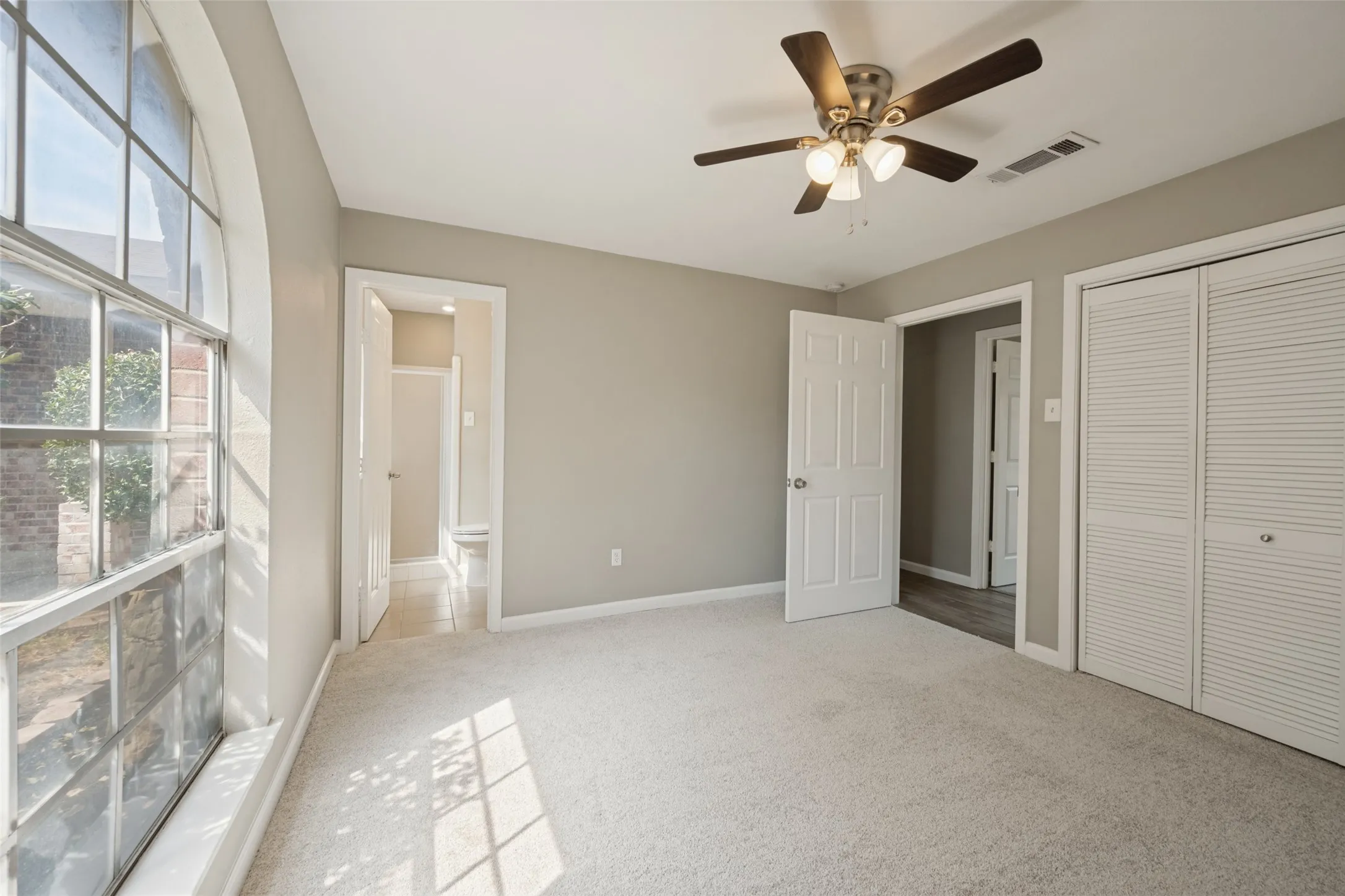 Single Family Residence For Sale in Tarrant County , 5909 Kary Lynn Drive S, Watauga, Texas 76148, 3 Bedroom, 2 Bathroom, 2 Garage spaces, 1,146 Sqft, built in 1974, mls#21395357, Real Estate Agent in Watauga, Homes For Sale in Tarrant county, Homes For Sale in Watauga, Realtor in Watauga Texas, Real Estate Brokerage Independent Realty Texas, Luminita Cordes Realtor