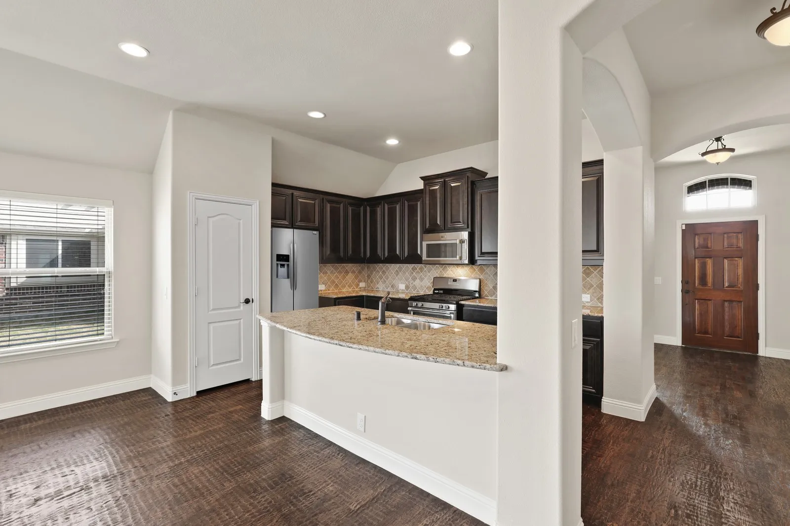 Single Family Residence For Sale in Grayson County , 4914 Camp Verde Circle, Sherman, Texas 75092, 4 Bedroom, 2 Bathroom, 2 Garage spaces, 2,061 Sqft, built in 2015, mls#21395364, Real Estate Agent in Sherman, Homes For Sale in Grayson county, Homes For Sale in Sherman, Realtor in Sherman Texas, Real Estate Brokerage Independent Realty Texas, Luminita Cordes Realtor