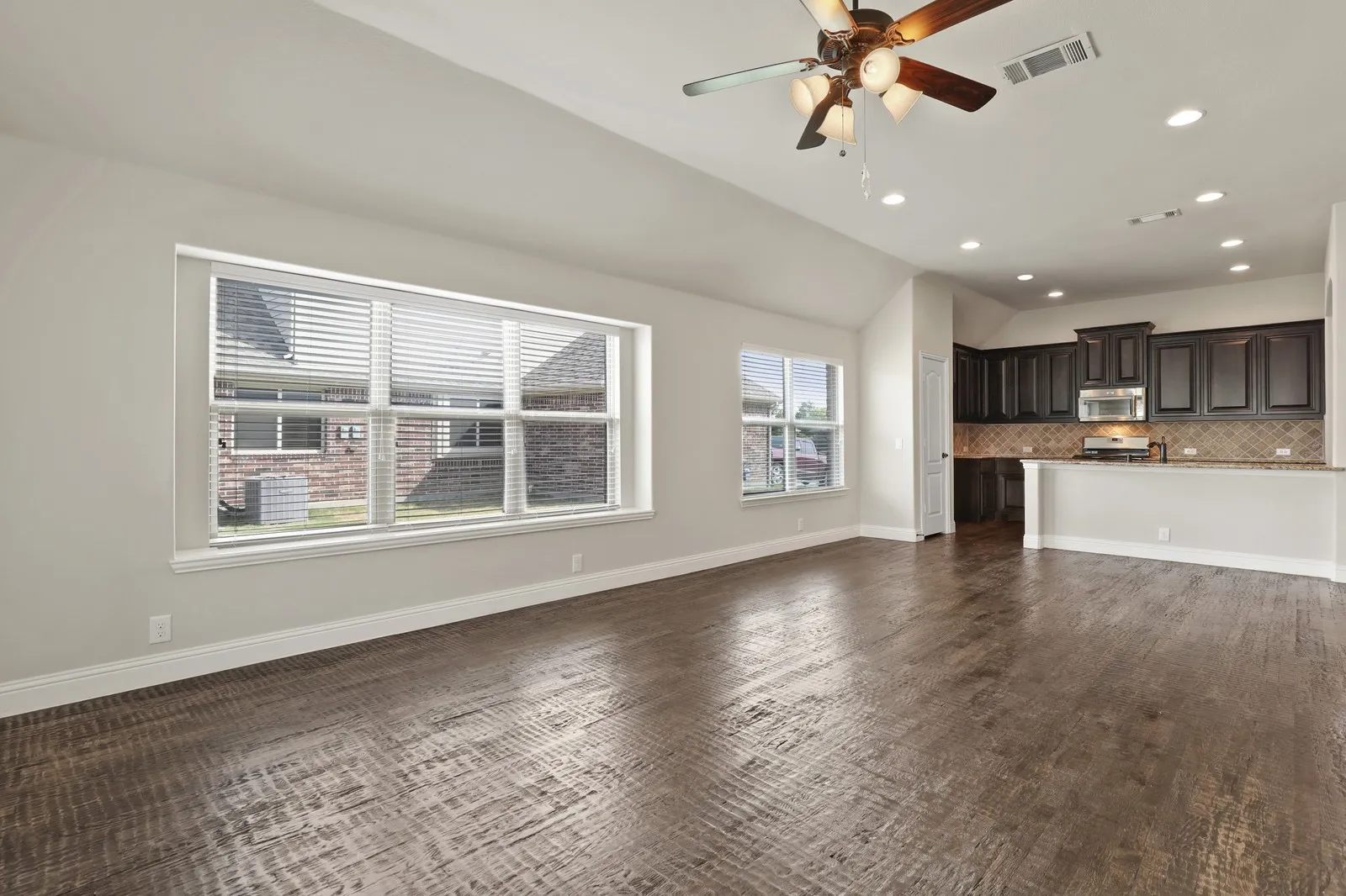Single Family Residence For Sale in Grayson County , 4914 Camp Verde Circle, Sherman, Texas 75092, 4 Bedroom, 2 Bathroom, 2 Garage spaces, 2,061 Sqft, built in 2015, mls#21395364, Real Estate Agent in Sherman, Homes For Sale in Grayson county, Homes For Sale in Sherman, Realtor in Sherman Texas, Real Estate Brokerage Independent Realty Texas, Luminita Cordes Realtor