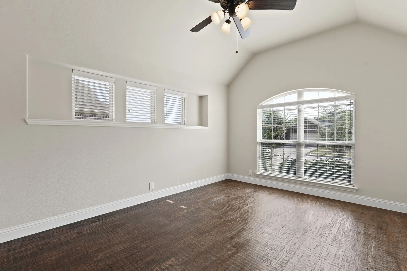 Single Family Residence For Sale in Grayson County , 4914 Camp Verde Circle, Sherman, Texas 75092, 4 Bedroom, 2 Bathroom, 2 Garage spaces, 2,061 Sqft, built in 2015, mls#21395364, Real Estate Agent in Sherman, Homes For Sale in Grayson county, Homes For Sale in Sherman, Realtor in Sherman Texas, Real Estate Brokerage Independent Realty Texas, Luminita Cordes Realtor
