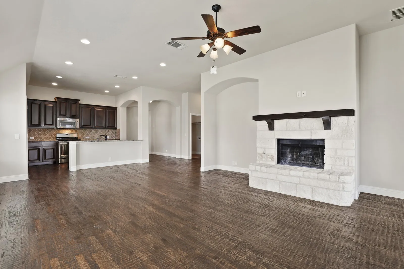 Single Family Residence For Sale in Grayson County , 4914 Camp Verde Circle, Sherman, Texas 75092, 4 Bedroom, 2 Bathroom, 2 Garage spaces, 2,061 Sqft, built in 2015, mls#21395364, Real Estate Agent in Sherman, Homes For Sale in Grayson county, Homes For Sale in Sherman, Realtor in Sherman Texas, Real Estate Brokerage Independent Realty Texas, Luminita Cordes Realtor