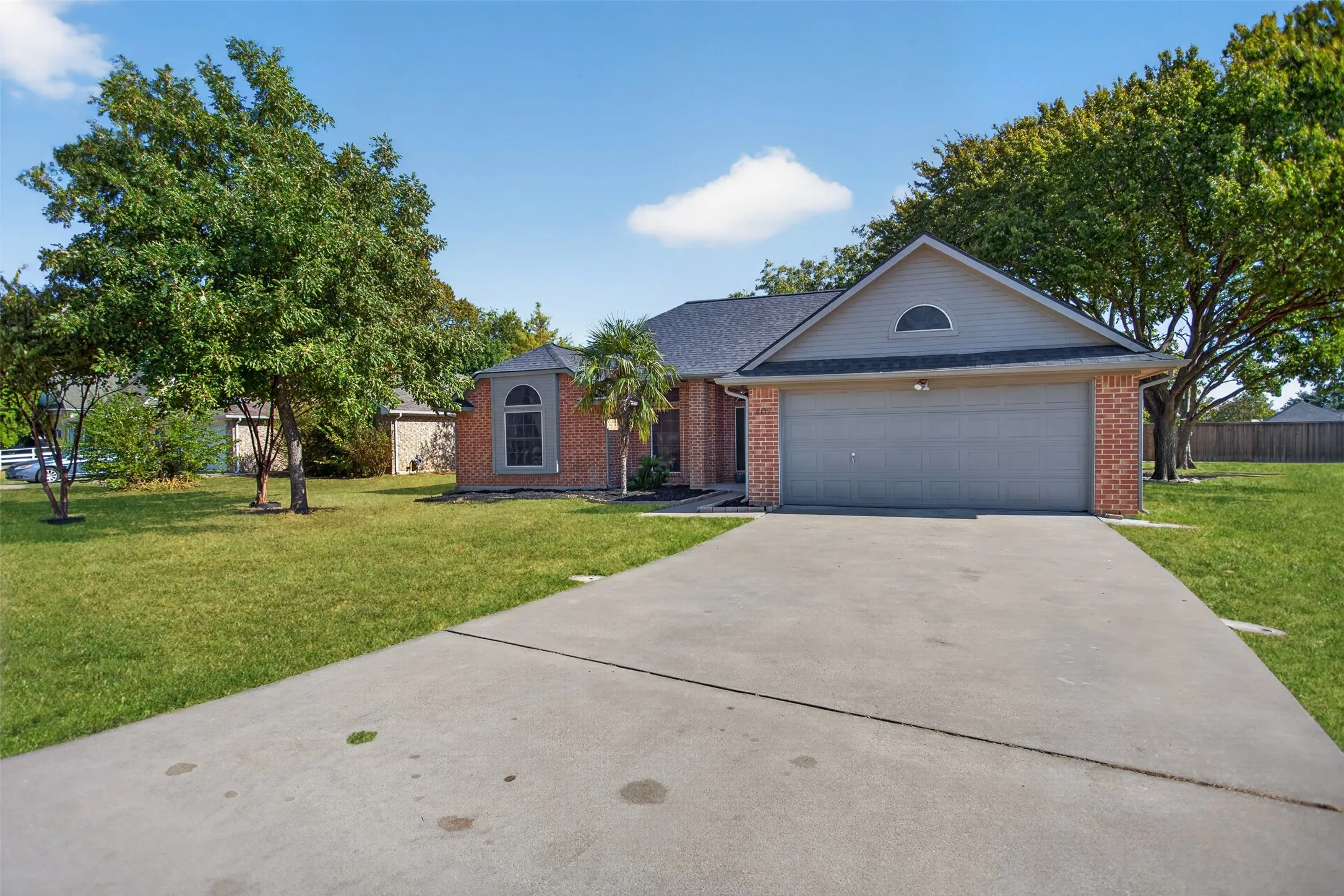 Single Family Residence For Sale in Kaufman County , 407 E Brooks Street, Forney, Texas 75126, 3 Bedroom, 2 Bathroom, Garage spaces, 1,792 Sqft, built in 2001, mls#21386843, Real Estate Agent in Forney, Homes For Sale in Kaufman county, Homes For Sale in Forney, Realtor in Forney Texas, Real Estate Brokerage Independent Realty Texas, Luminita Cordes Realtor
