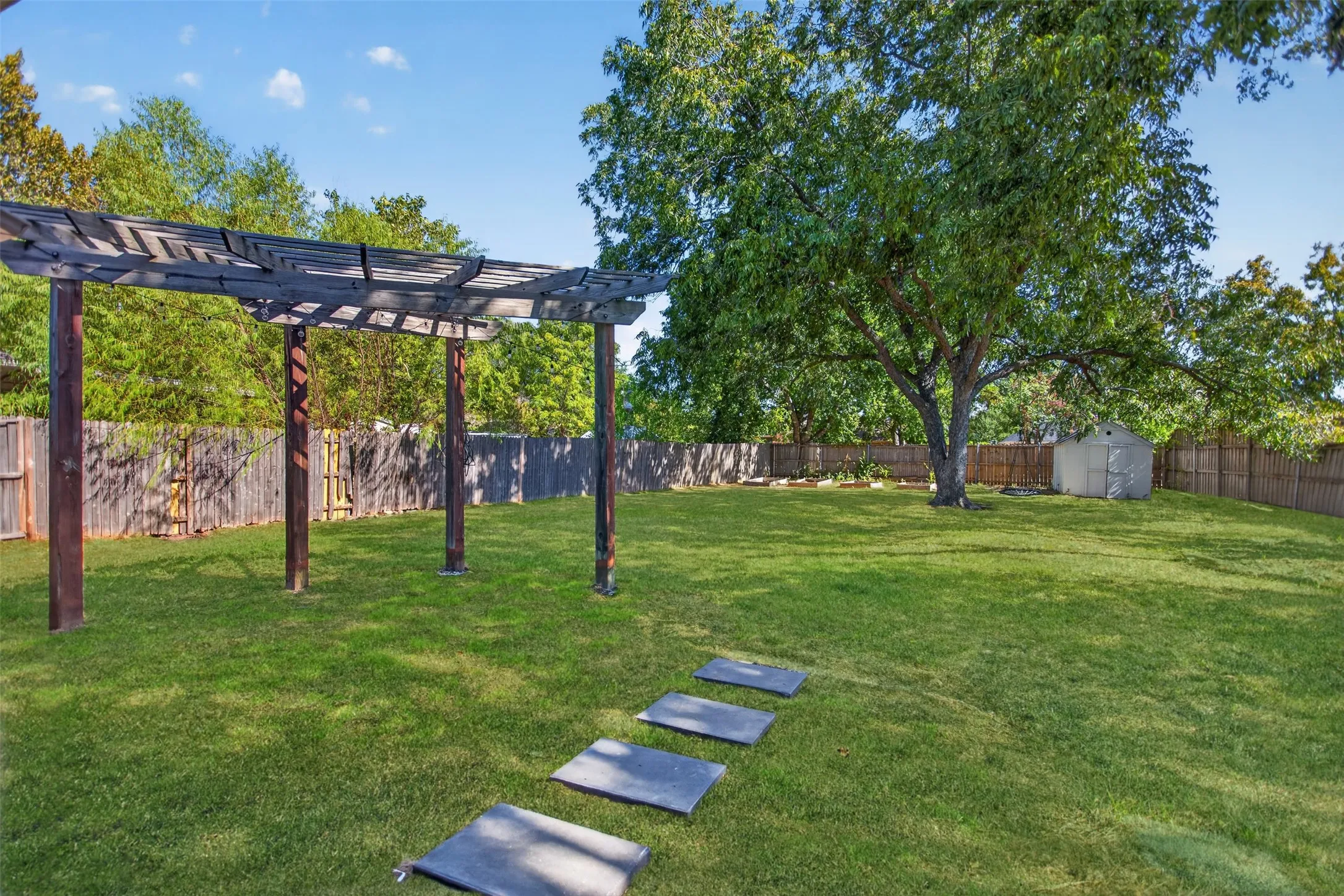 Single Family Residence For Sale in Kaufman County , 407 E Brooks Street, Forney, Texas 75126, 3 Bedroom, 2 Bathroom, Garage spaces, 1,792 Sqft, built in 2001, mls#21386843, Real Estate Agent in Forney, Homes For Sale in Kaufman county, Homes For Sale in Forney, Realtor in Forney Texas, Real Estate Brokerage Independent Realty Texas, Luminita Cordes Realtor