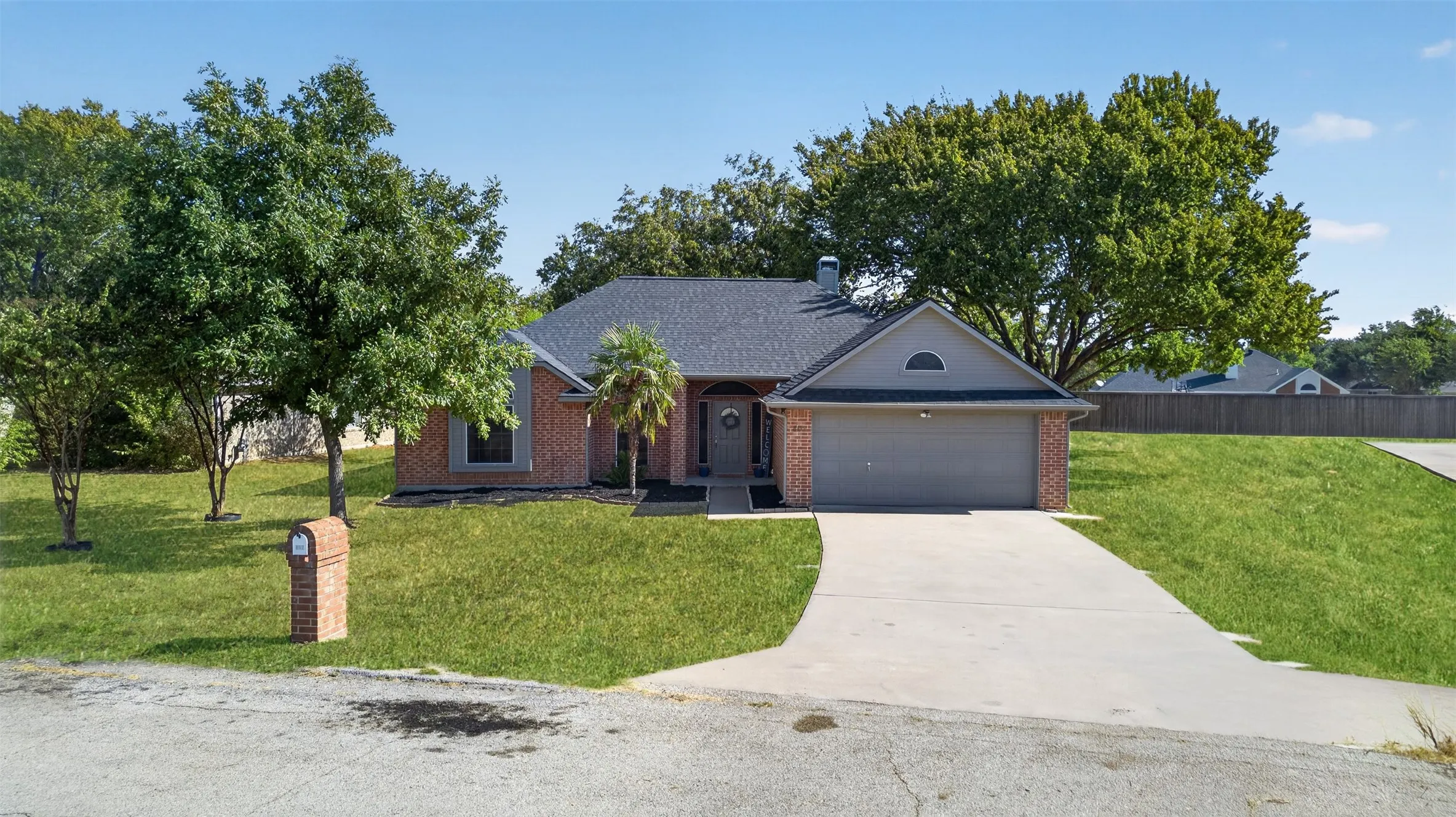 Single Family Residence For Sale in Kaufman County , 407 E Brooks Street, Forney, Texas 75126, 3 Bedroom, 2 Bathroom, Garage spaces, 1,792 Sqft, built in 2001, mls#21386843, Real Estate Agent in Forney, Homes For Sale in Kaufman county, Homes For Sale in Forney, Realtor in Forney Texas, Real Estate Brokerage Independent Realty Texas, Luminita Cordes Realtor