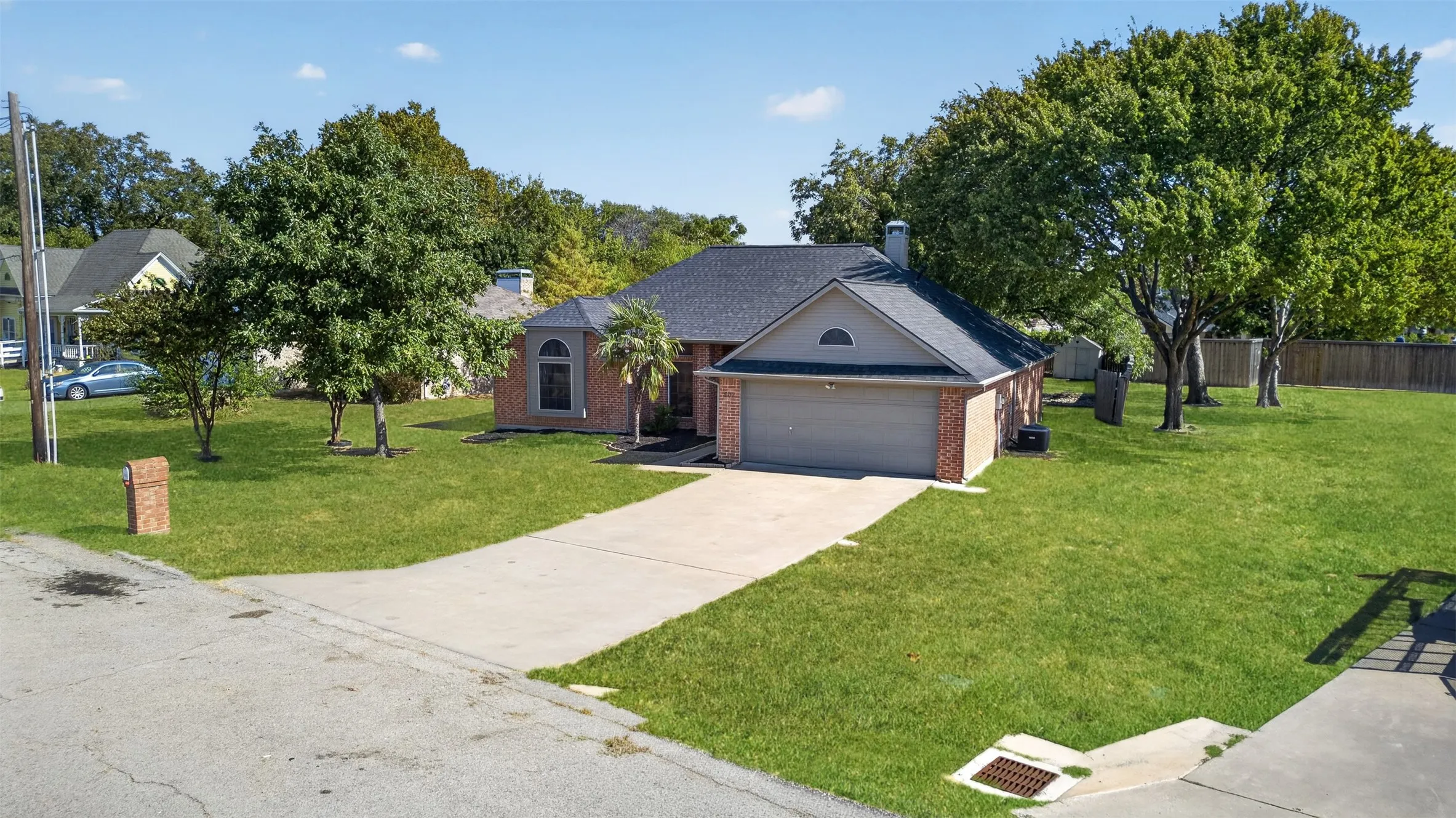 Single Family Residence For Sale in Kaufman County , 407 E Brooks Street, Forney, Texas 75126, 3 Bedroom, 2 Bathroom, Garage spaces, 1,792 Sqft, built in 2001, mls#21386843, Real Estate Agent in Forney, Homes For Sale in Kaufman county, Homes For Sale in Forney, Realtor in Forney Texas, Real Estate Brokerage Independent Realty Texas, Luminita Cordes Realtor