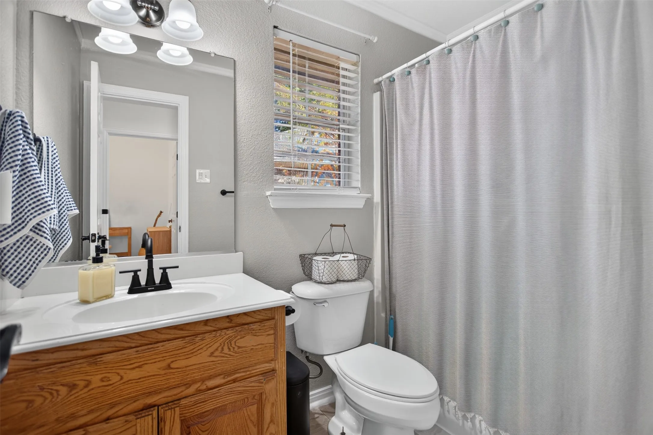 Single Family Residence For Sale in Kaufman County , 407 E Brooks Street, Forney, Texas 75126, 3 Bedroom, 2 Bathroom, Garage spaces, 1,792 Sqft, built in 2001, mls#21386843, Real Estate Agent in Forney, Homes For Sale in Kaufman county, Homes For Sale in Forney, Realtor in Forney Texas, Real Estate Brokerage Independent Realty Texas, Luminita Cordes Realtor