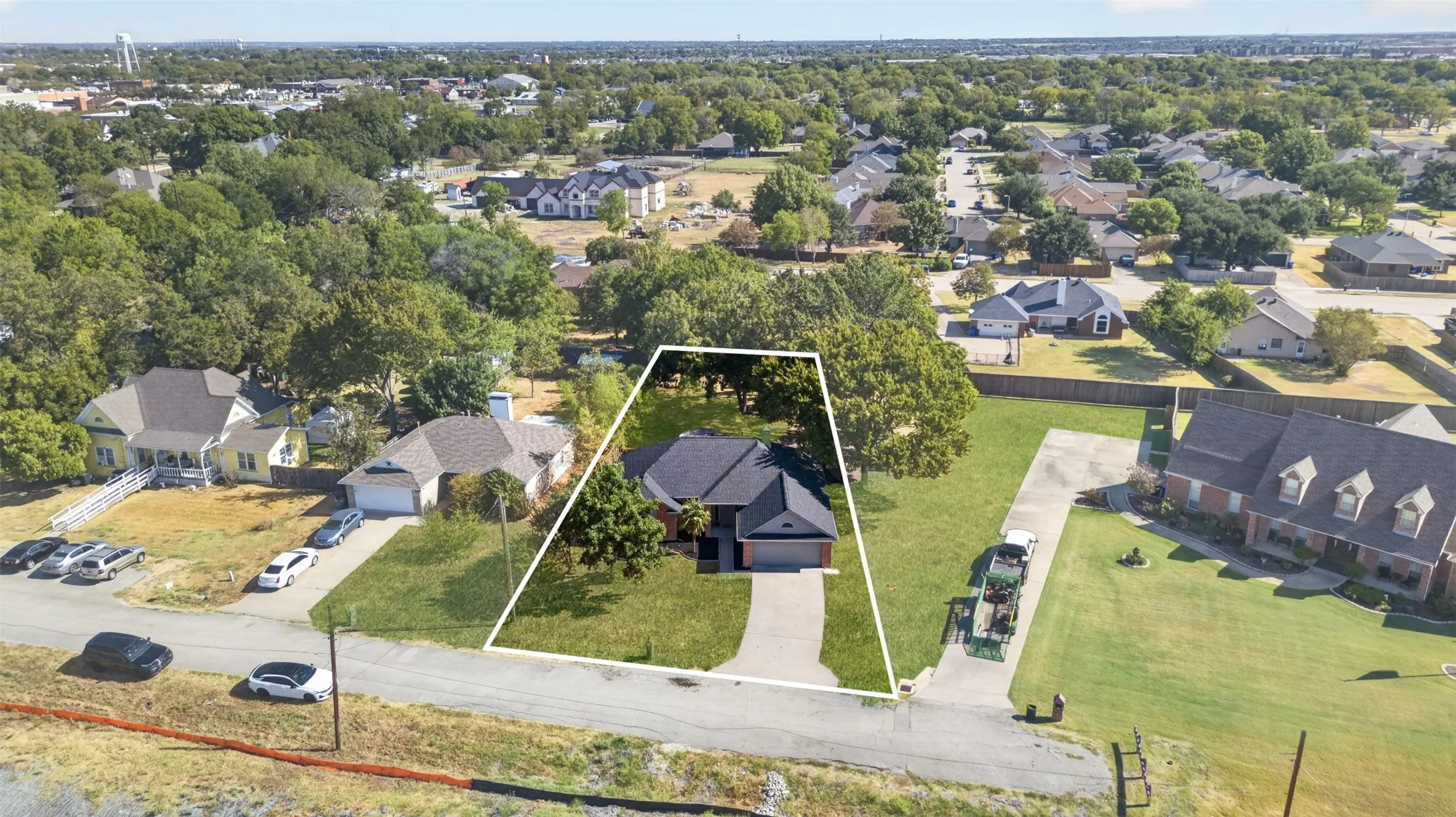 Single Family Residence For Sale in Kaufman County , 407 E Brooks Street, Forney, Texas 75126, 3 Bedroom, 2 Bathroom, Garage spaces, 1,792 Sqft, built in 2001, mls#21386843, Real Estate Agent in Forney, Homes For Sale in Kaufman county, Homes For Sale in Forney, Realtor in Forney Texas, Real Estate Brokerage Independent Realty Texas, Luminita Cordes Realtor