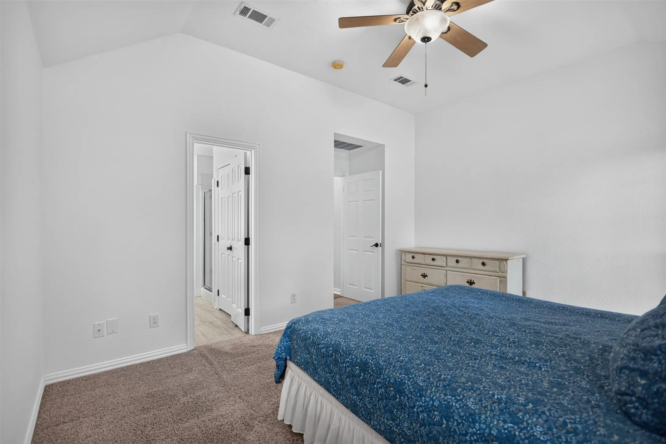 Single Family Residence For Sale in Kaufman County , 407 E Brooks Street, Forney, Texas 75126, 3 Bedroom, 2 Bathroom, Garage spaces, 1,792 Sqft, built in 2001, mls#21386843, Real Estate Agent in Forney, Homes For Sale in Kaufman county, Homes For Sale in Forney, Realtor in Forney Texas, Real Estate Brokerage Independent Realty Texas, Luminita Cordes Realtor