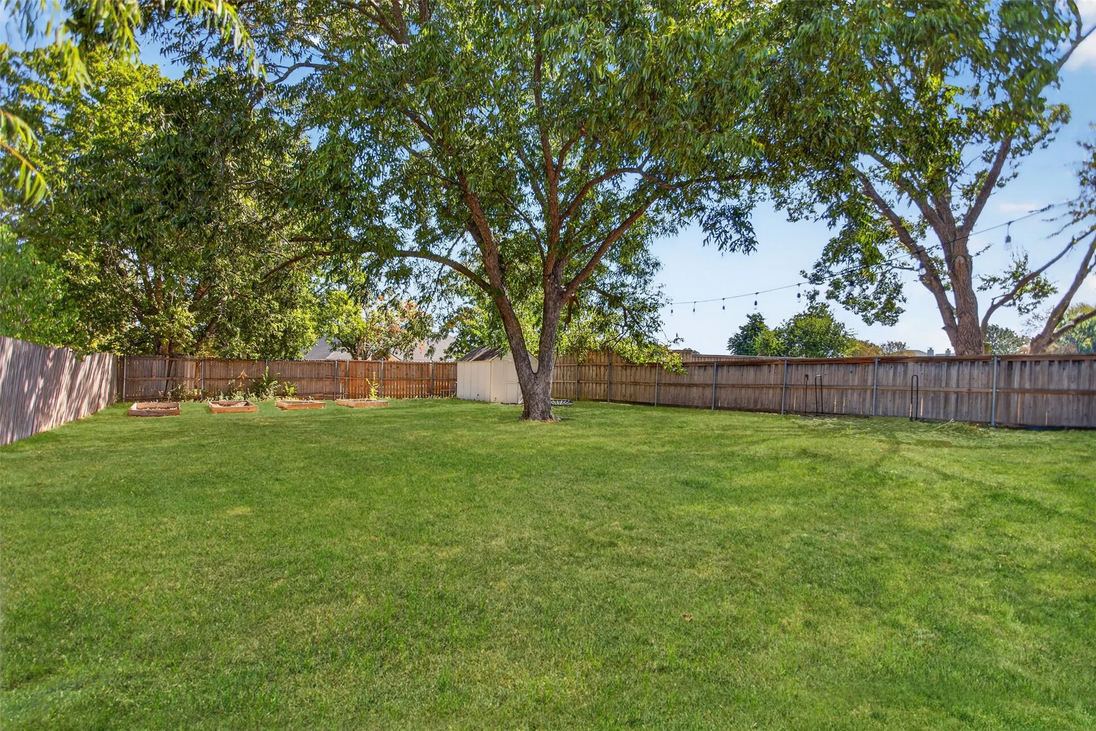 Single Family Residence For Sale in Kaufman County , 407 E Brooks Street, Forney, Texas 75126, 3 Bedroom, 2 Bathroom, Garage spaces, 1,792 Sqft, built in 2001, mls#21386843, Real Estate Agent in Forney, Homes For Sale in Kaufman county, Homes For Sale in Forney, Realtor in Forney Texas, Real Estate Brokerage Independent Realty Texas, Luminita Cordes Realtor