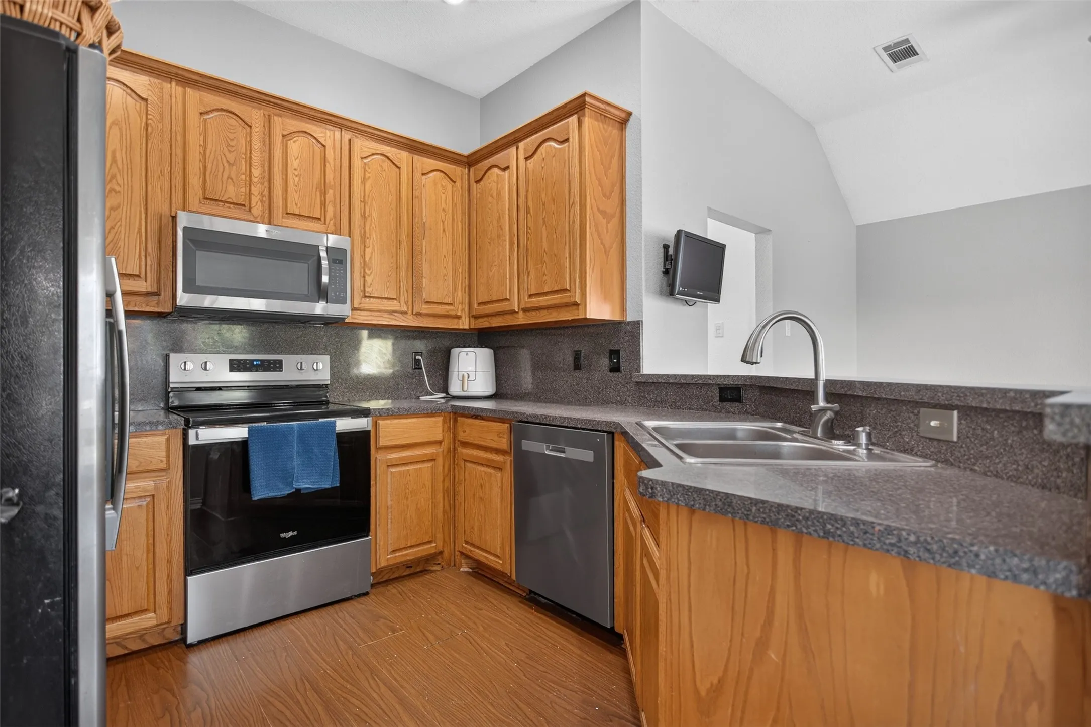 Single Family Residence For Sale in Kaufman County , 407 E Brooks Street, Forney, Texas 75126, 3 Bedroom, 2 Bathroom, Garage spaces, 1,792 Sqft, built in 2001, mls#21386843, Real Estate Agent in Forney, Homes For Sale in Kaufman county, Homes For Sale in Forney, Realtor in Forney Texas, Real Estate Brokerage Independent Realty Texas, Luminita Cordes Realtor