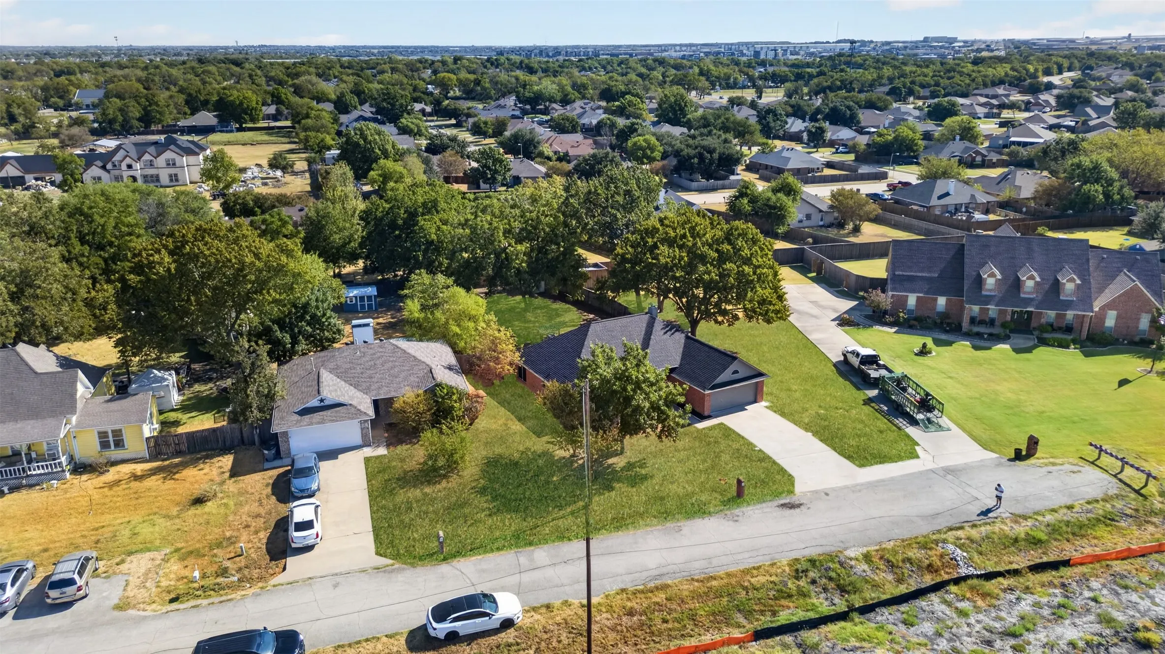 Single Family Residence For Sale in Kaufman County , 407 E Brooks Street, Forney, Texas 75126, 3 Bedroom, 2 Bathroom, Garage spaces, 1,792 Sqft, built in 2001, mls#21386843, Real Estate Agent in Forney, Homes For Sale in Kaufman county, Homes For Sale in Forney, Realtor in Forney Texas, Real Estate Brokerage Independent Realty Texas, Luminita Cordes Realtor