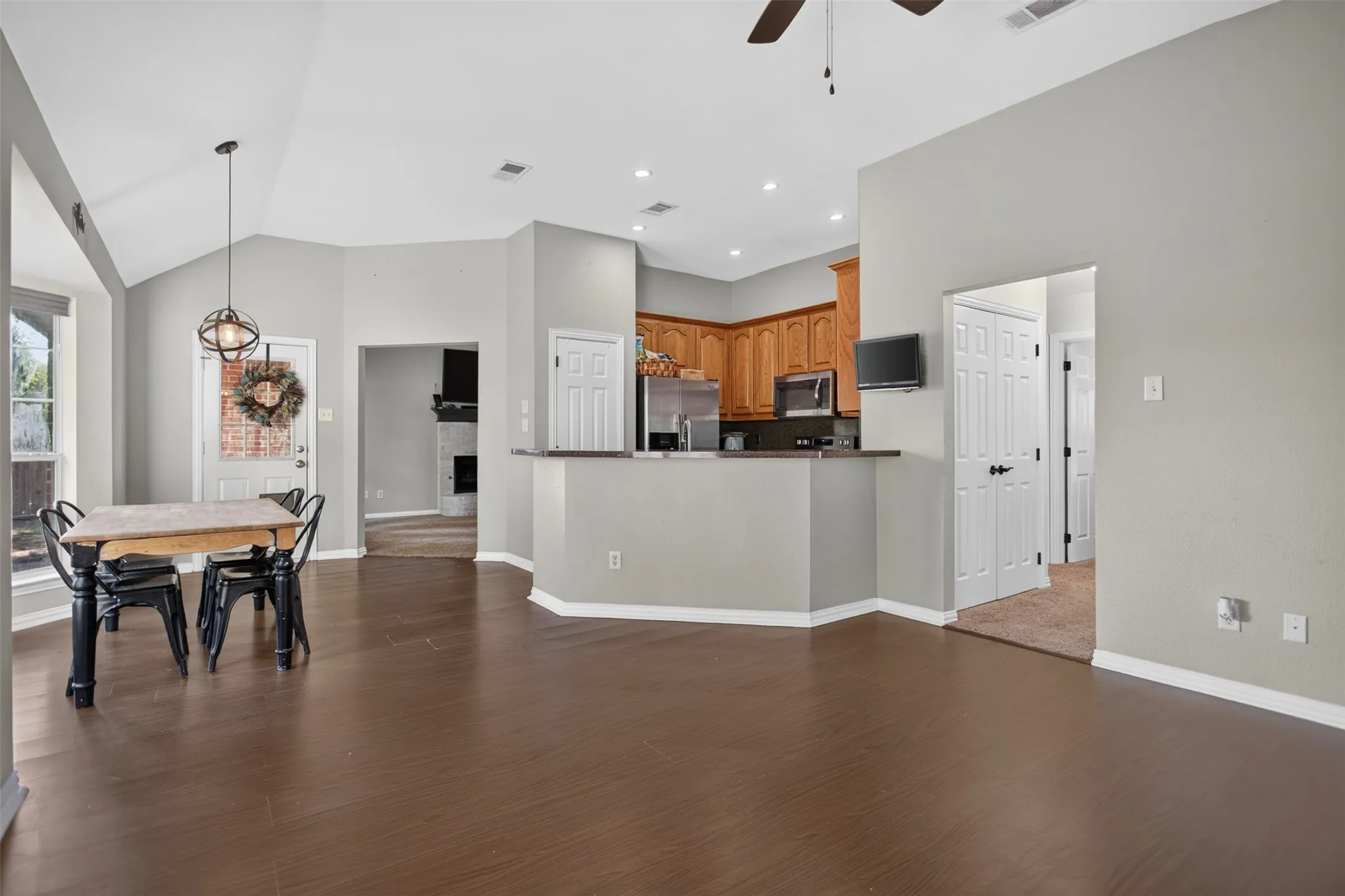 Single Family Residence For Sale in Kaufman County , 407 E Brooks Street, Forney, Texas 75126, 3 Bedroom, 2 Bathroom, Garage spaces, 1,792 Sqft, built in 2001, mls#21386843, Real Estate Agent in Forney, Homes For Sale in Kaufman county, Homes For Sale in Forney, Realtor in Forney Texas, Real Estate Brokerage Independent Realty Texas, Luminita Cordes Realtor