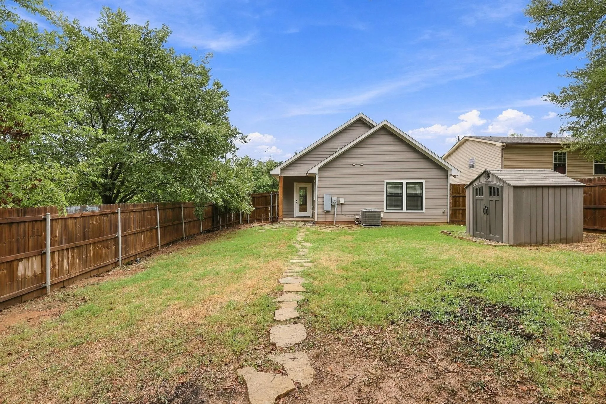 Single Family Residence For Sale in Grayson County , 225 E Washington Street, Denison, Texas 75021, 3 Bedroom, 2 Bathroom, Garage spaces, 1,138 Sqft, built in 2022, mls#21370523, Real Estate Agent in Denison, Homes For Sale in Grayson county, Homes For Sale in Denison, Realtor in Denison Texas, Real Estate Brokerage Independent Realty Texas, Luminita Cordes Realtor