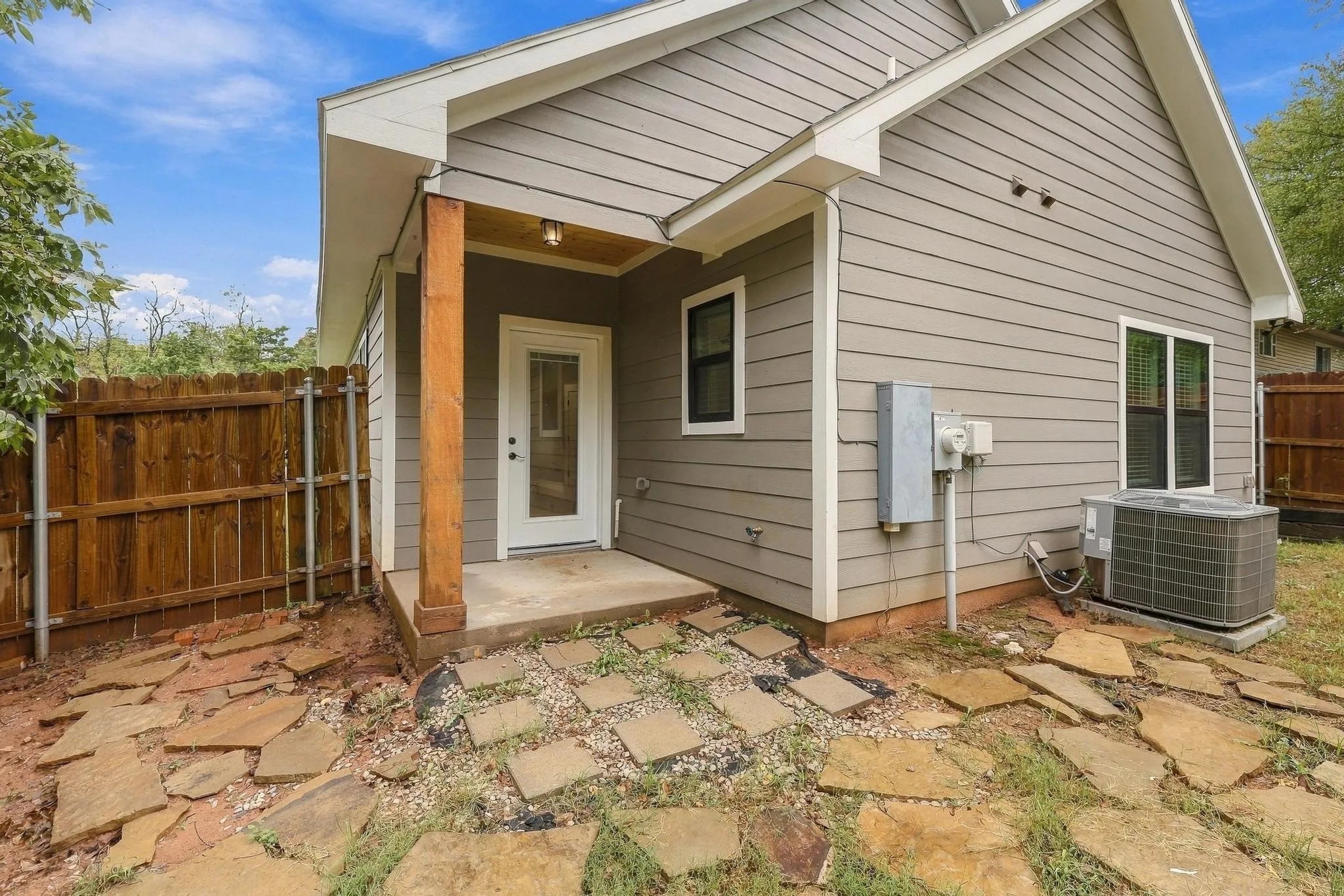 Single Family Residence For Sale in Grayson County , 225 E Washington Street, Denison, Texas 75021, 3 Bedroom, 2 Bathroom, Garage spaces, 1,138 Sqft, built in 2022, mls#21370523, Real Estate Agent in Denison, Homes For Sale in Grayson county, Homes For Sale in Denison, Realtor in Denison Texas, Real Estate Brokerage Independent Realty Texas, Luminita Cordes Realtor