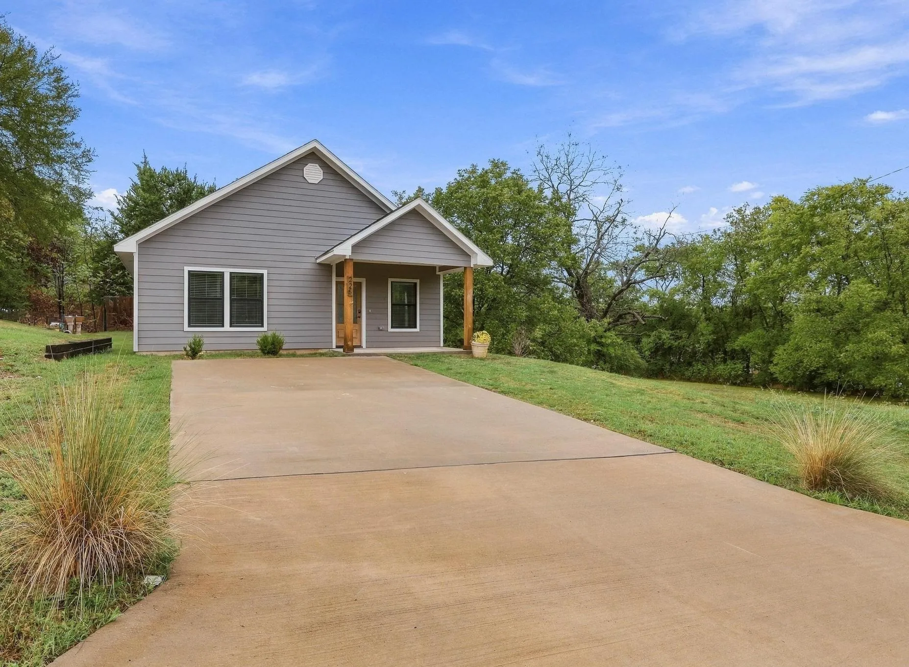 Single Family Residence For Sale in Grayson County , 225 E Washington Street, Denison, Texas 75021, 3 Bedroom, 2 Bathroom, Garage spaces, 1,138 Sqft, built in 2022, mls#21370523, Real Estate Agent in Denison, Homes For Sale in Grayson county, Homes For Sale in Denison, Realtor in Denison Texas, Real Estate Brokerage Independent Realty Texas, Luminita Cordes Realtor